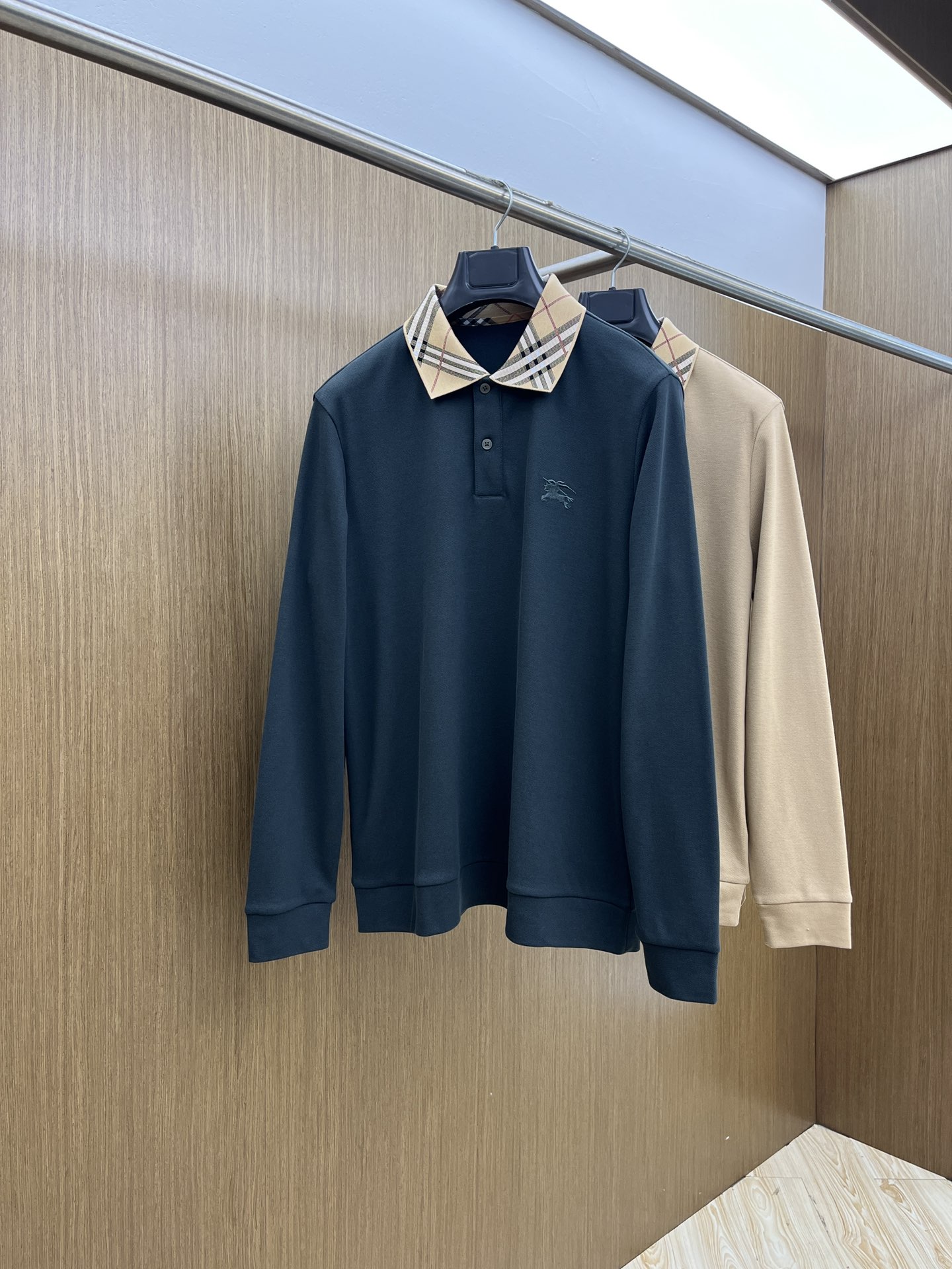 NO:512630,Autumn and Winter BBR Autumn and Winter BURBERRY long sleeves choose wool beaded flooring cotton. The fabric is delicate, soft, comfortable on the upper body. FJJ simple and fashionable. Suitable for business, casual and other occasions. Number of codes 48-56, burberry, alexander wang19860909秋冬 BBR 秋冬BURBERRY长袖 选用拉毛珠地棉 面料细腻柔软上身舒适 fjj简约时尚 适配商务、休闲等多种场合 码数48-56,,burberry,alexander wang,Men's clothing