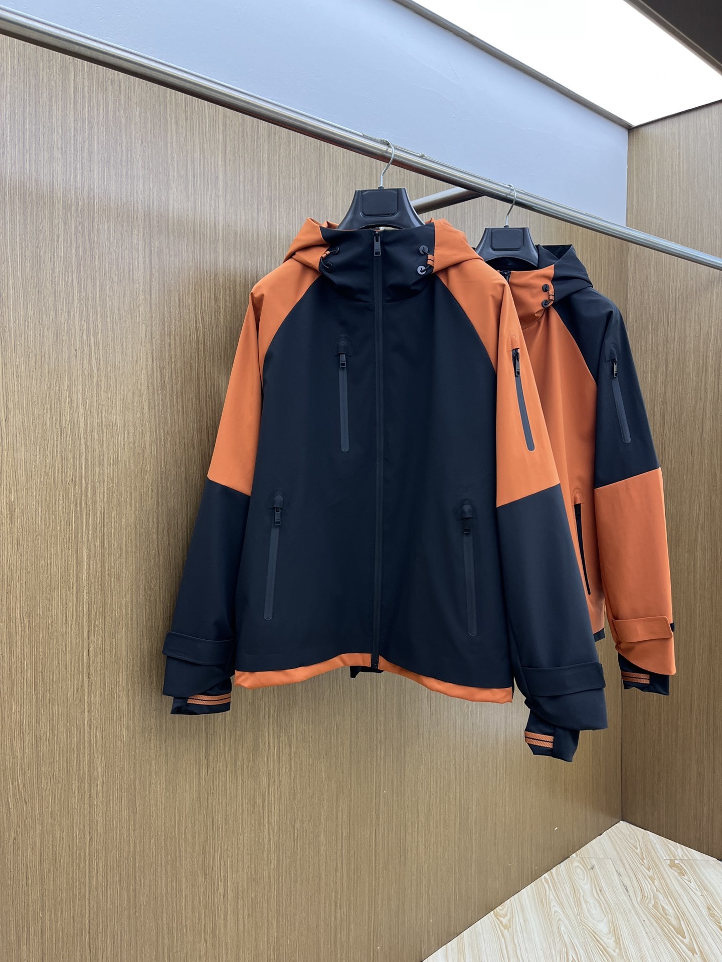 秋冬 ZEGNA杰尼亚 25秋冬新品,户外连帽。科技与匠艺的都市先锋,演绎灵动风尚。以橘色与经典的黑色碰
