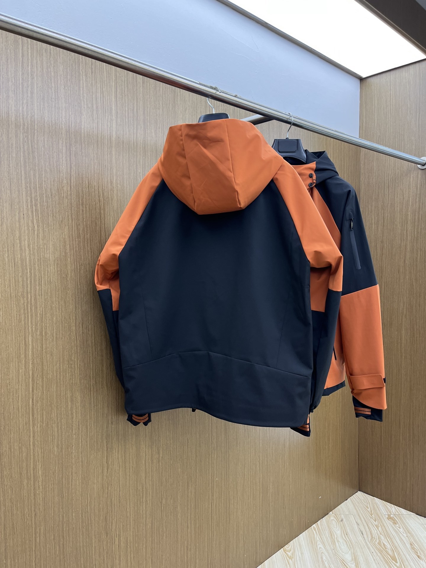 秋冬 ZEGNA杰尼亚 25秋冬新品,户外连帽。科技与匠艺的都市先锋,演绎灵动风尚。以橘色与经典的黑色碰