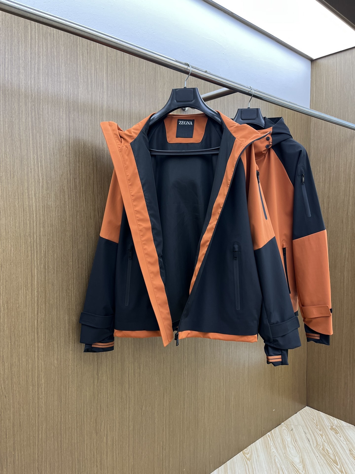 秋冬 ZEGNA杰尼亚 25秋冬新品,户外连帽。科技与匠艺的都市先锋,演绎灵动风尚。以橘色与经典的黑色碰