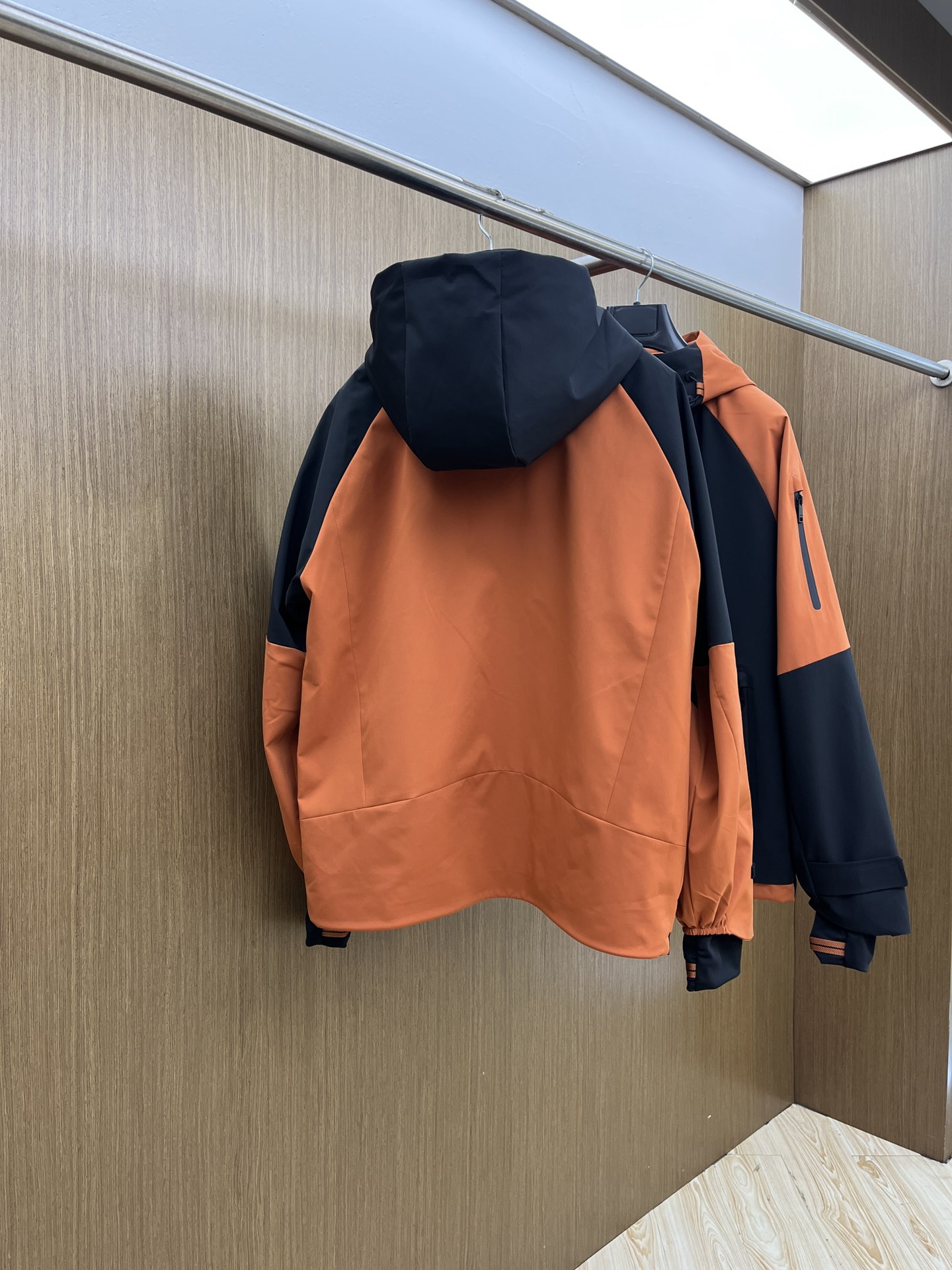 秋冬 ZEGNA杰尼亚 25秋冬新品，户外连帽。科技与匠艺的都市先锋，演绎灵动风尚。以橘色与经典的黑色碰