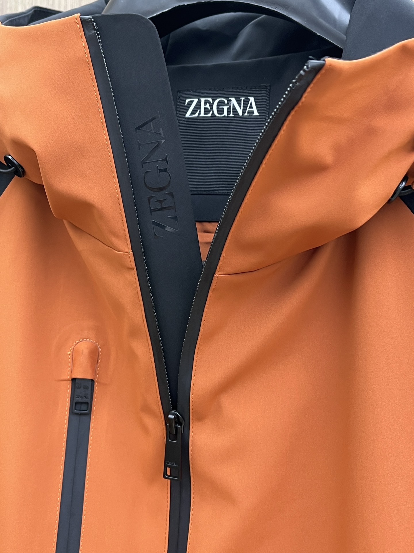 秋冬 ZEGNA杰尼亚 25秋冬新品，户外连帽。科技与匠艺的都市先锋，演绎灵动风尚。以橘色与经典的黑色碰