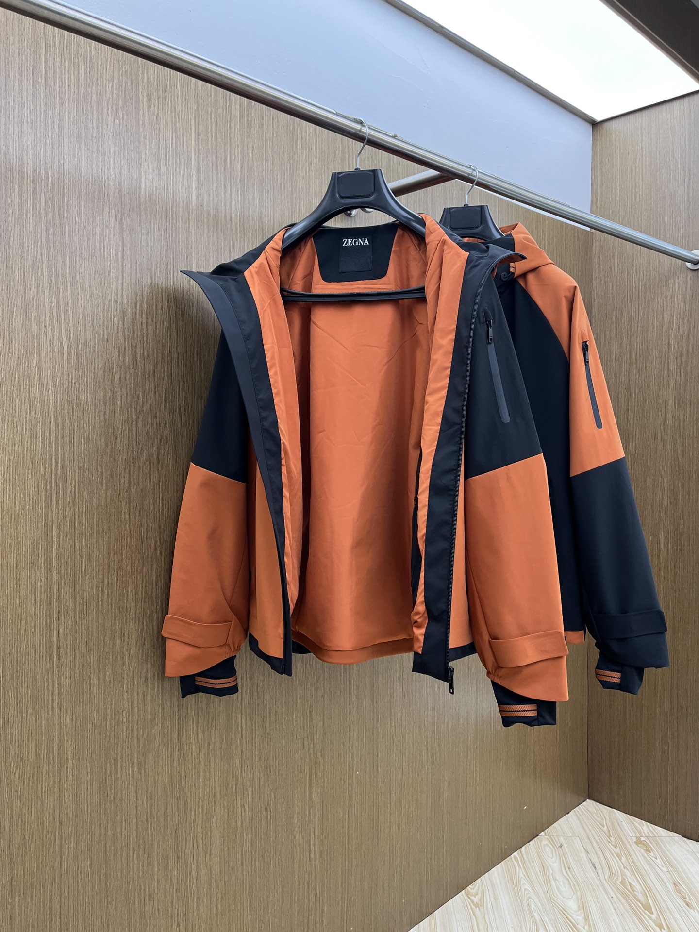 秋冬 ZEGNA杰尼亚 25秋冬新品，户外连帽。科技与匠艺的都市先锋，演绎灵动风尚。以橘色与经典的黑色碰