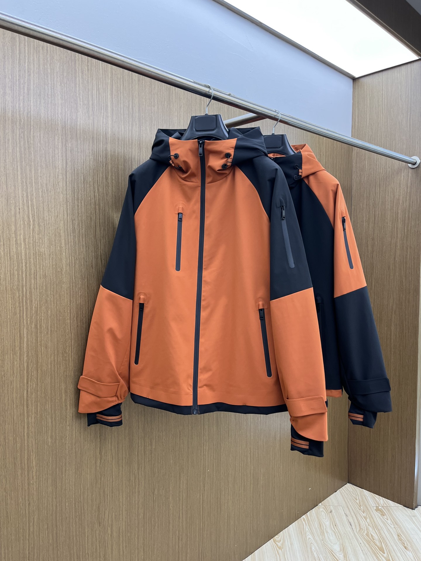 秋冬 ZEGNA杰尼亚 25秋冬新品，户外连帽。科技与匠艺的都市先锋，演绎灵动风尚。以橘色与经典的黑色碰