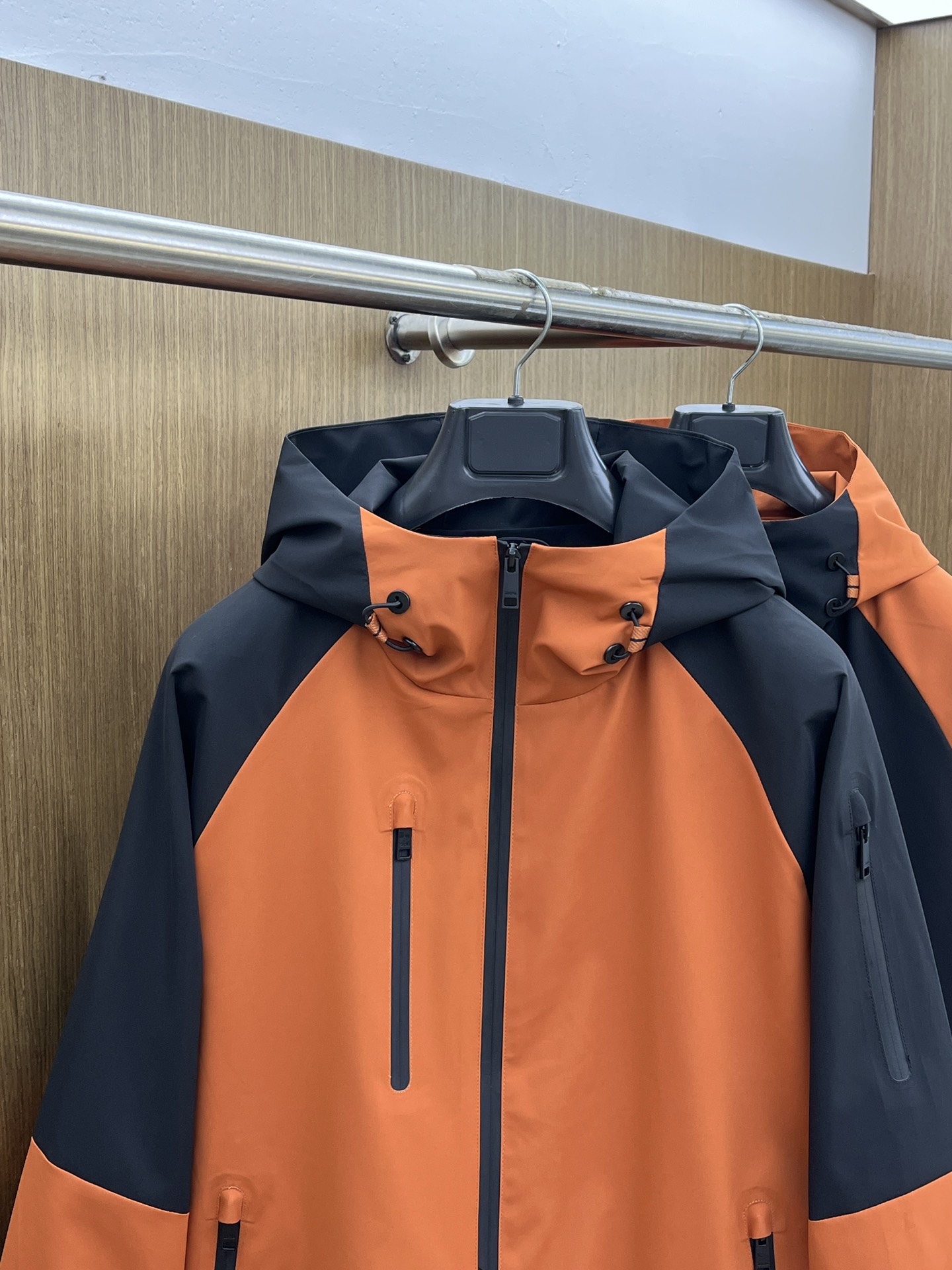 秋冬 ZEGNA杰尼亚 25秋冬新品，户外连帽。科技与匠艺的都市先锋，演绎灵动风尚。以橘色与经典的黑色碰