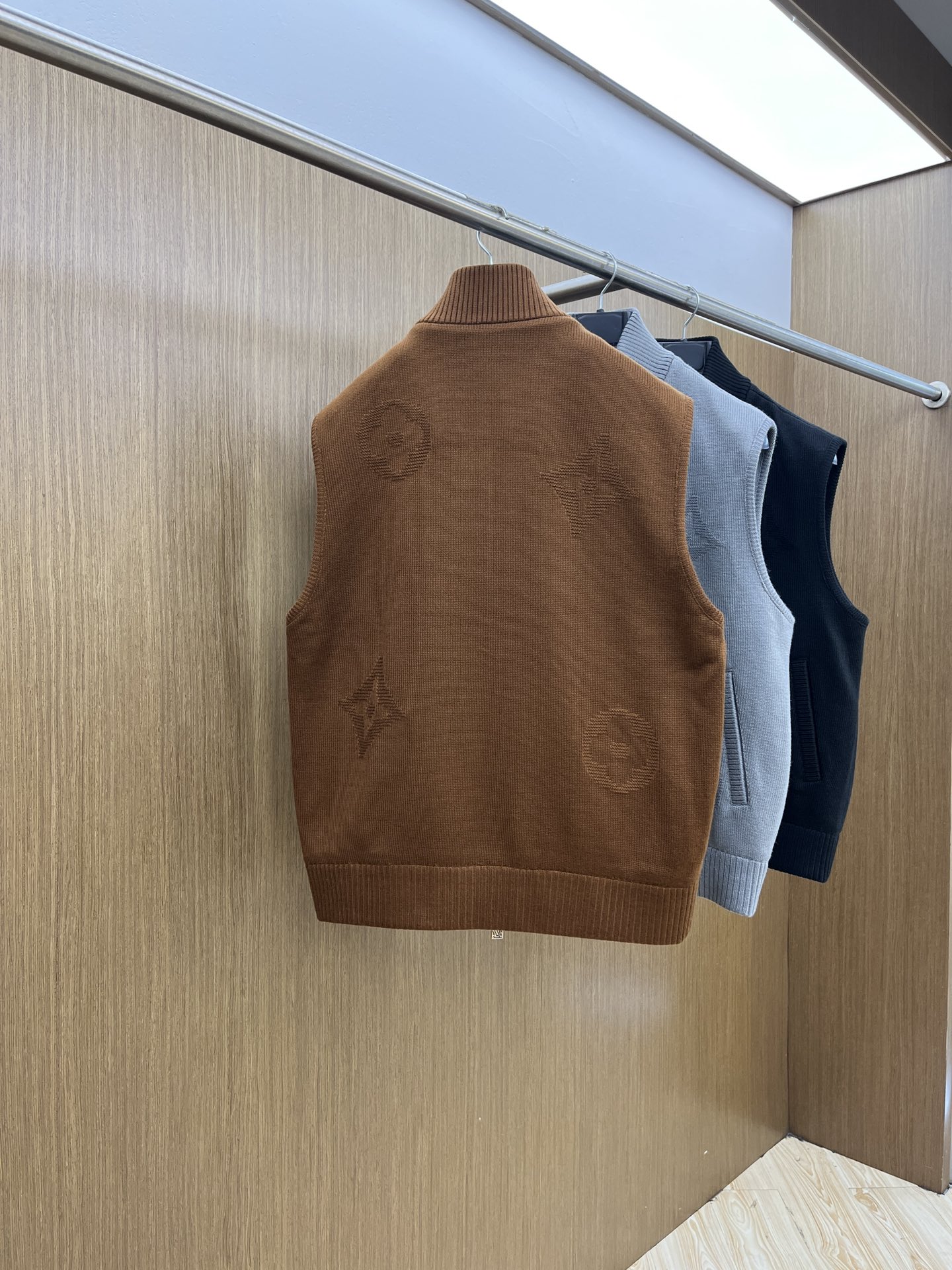 秋冬 LV🔥🔥ss早秋新款发布 驴牌立领马甲外套，秋季爆款羊毛针织马甲外套，穿上就是舒适自在又显瘦的存在