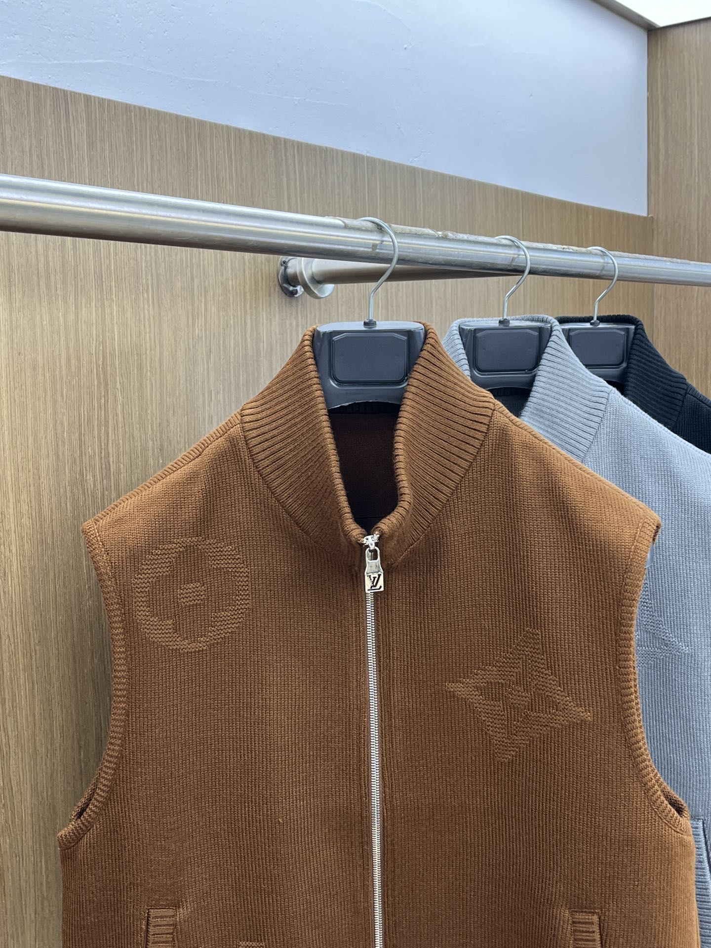 秋冬 LV🔥🔥ss早秋新款发布 驴牌立领马甲外套，秋季爆款羊毛针织马甲外套，穿上就是舒适自在又显瘦的存在
