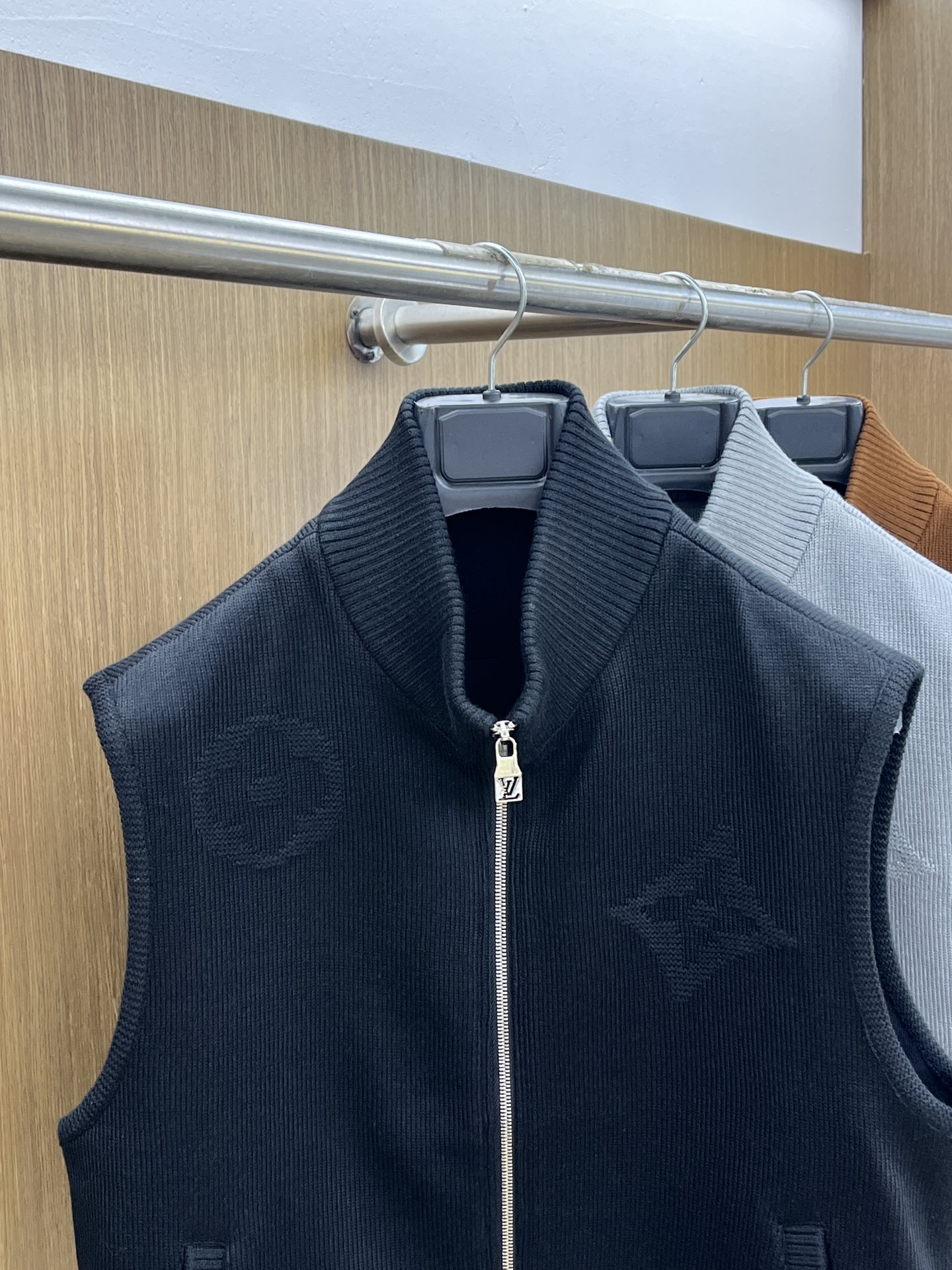 秋冬 LV🔥🔥ss早秋新款发布 驴牌立领马甲外套，秋季爆款羊毛针织马甲外套，穿上就是舒适自在又显瘦的存在