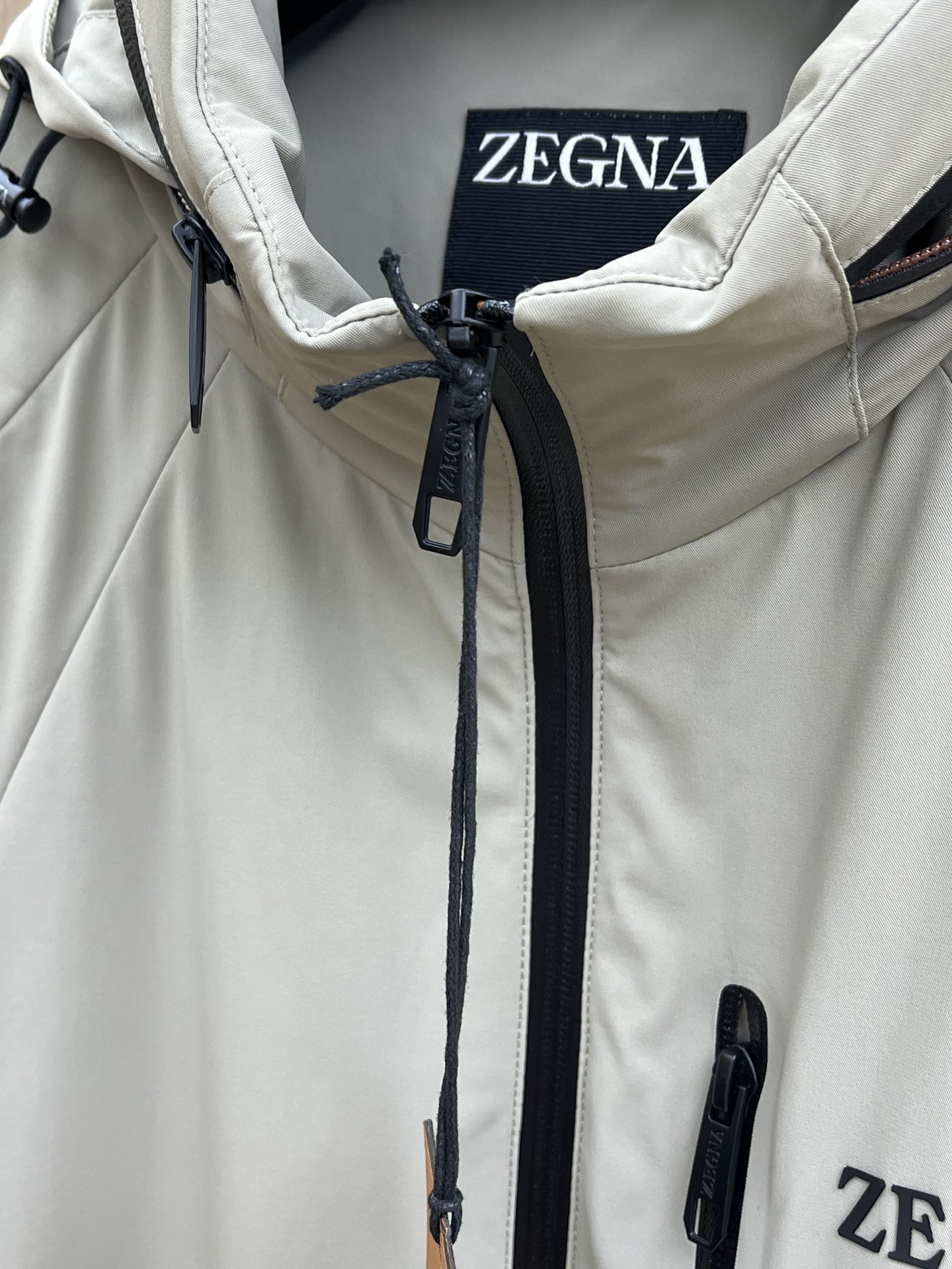 秋冬 ZZ 🔥ss早秋新款发布 杰尼亚连帽夹克薄棉外套，胸前拉链字母logo装饰，细节精湛考究。秋季爆款