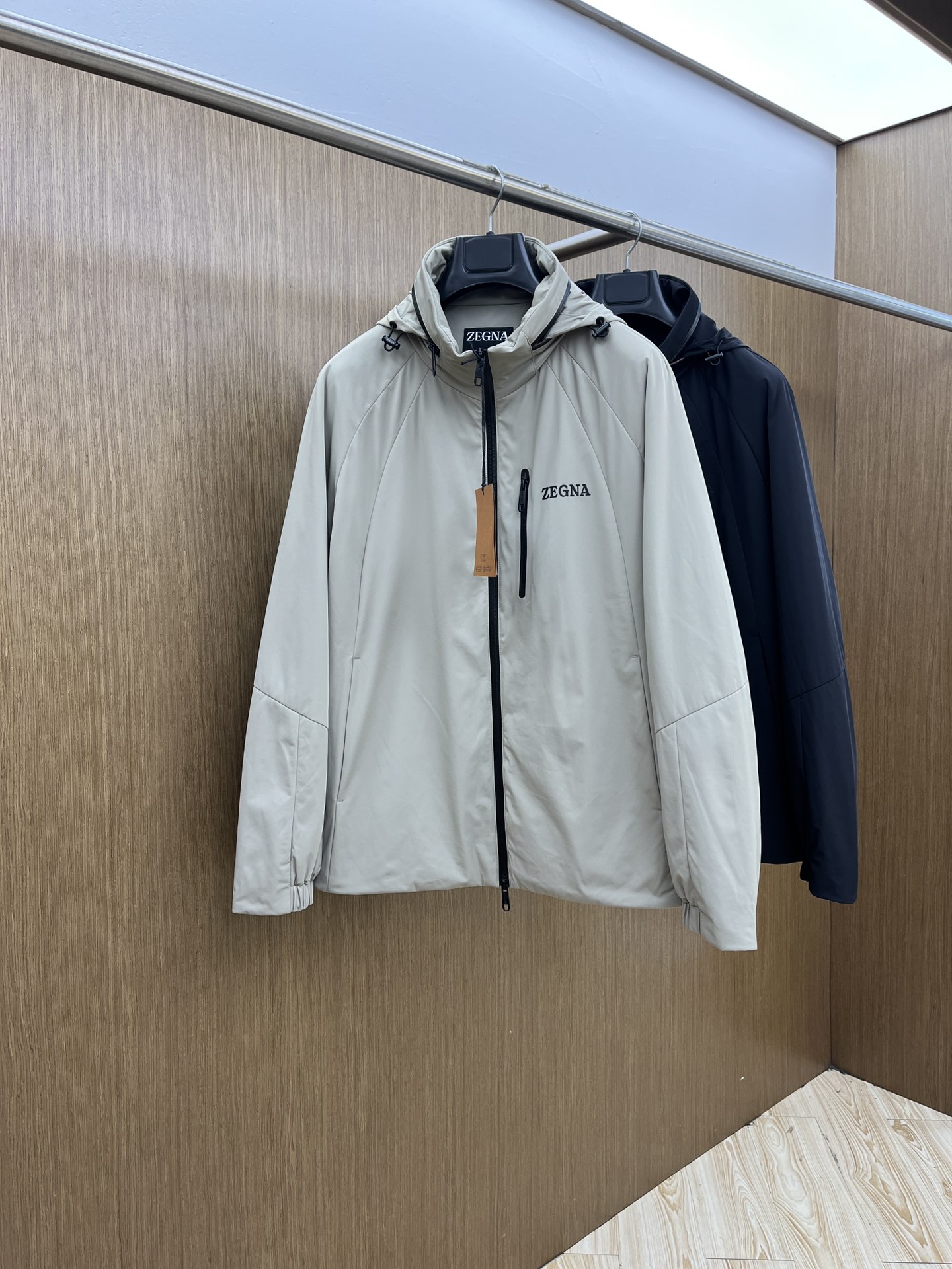 秋冬 ZZ 🔥ss早秋新款发布 杰尼亚连帽夹克薄棉外套，胸前拉链字母logo装饰，细节精湛考究。秋季爆款