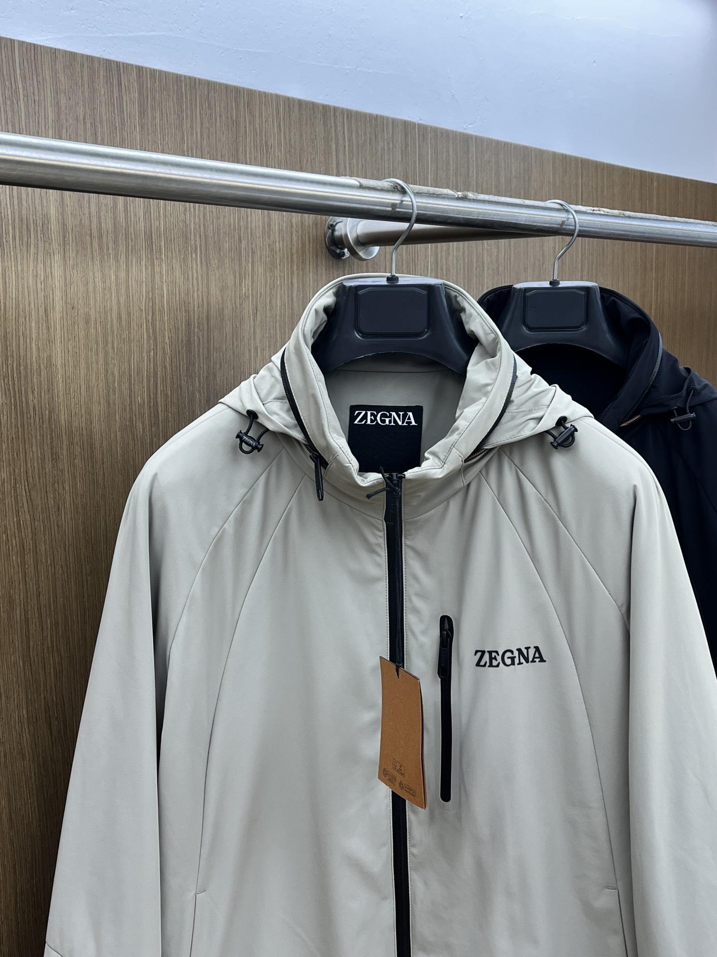 秋冬 ZZ 🔥ss早秋新款发布 杰尼亚连帽夹克薄棉外套，胸前拉链字母logo装饰，细节精湛考究。秋季爆款