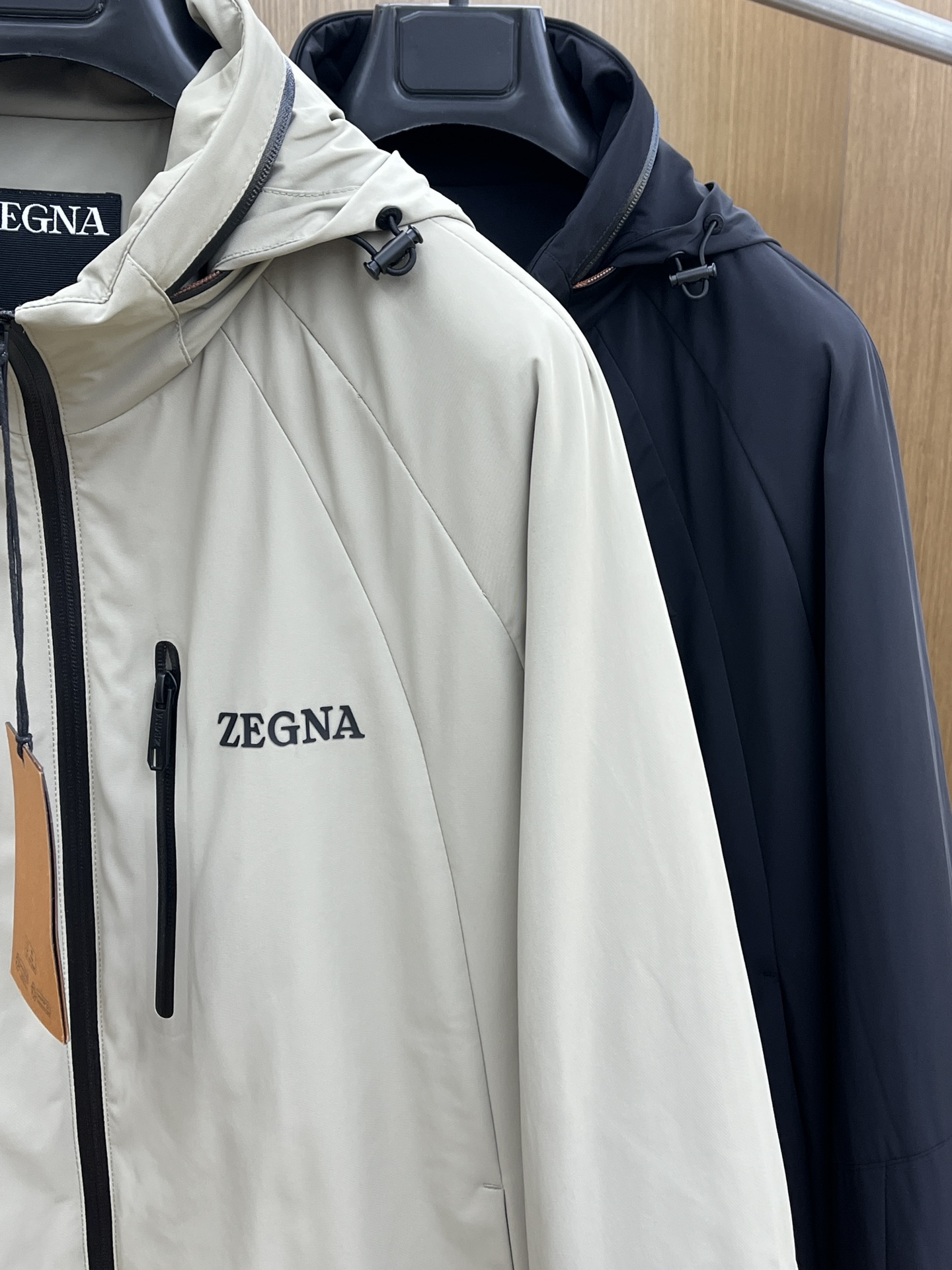 秋冬 ZZ 🔥ss早秋新款发布 杰尼亚连帽夹克薄棉外套，胸前拉链字母logo装饰，细节精湛考究。秋季爆款