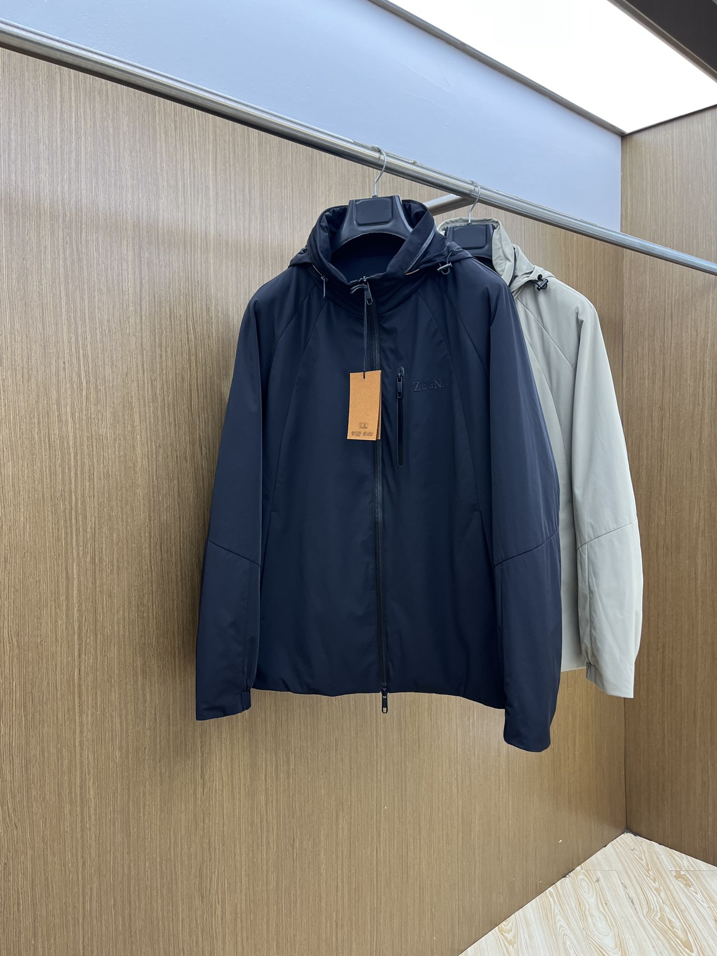 NO:512643,Autumn and Winter ZZ 1955ss early autumn new style is released. The thin cotton jacket with hooded jacket, zippered letter logo decoration on the chest, exquisite and exquisite details. The autumn popular jacket is comfortable and comfortable to wear, lazy and casual, fsh combined with clean and simple colors is particularly pleasing to the eye, suitable for daily wear~ I love to launch sports items embellished with vitality prints!  Three-standard size M-3XL, zegna, jackets & coats, jackets & coats, hats, alexander wang19860909秋冬 ZZ 1955ss早秋新款发布 杰尼亚连帽夹克薄棉外套,胸前拉链字母logo装饰,细节精湛考究.秋季爆款外套,穿上就是舒适自在又显瘦的存在,慵懒而随性,fsh结合干净简单的色系就特别耐看,适合日常穿着~倾情推出缀饰活力印花的运动单品！三标齐全 尺码M-3XL,,zegna,jackets & coats,jackets & coats,hats,alexander wang,Men's clothing