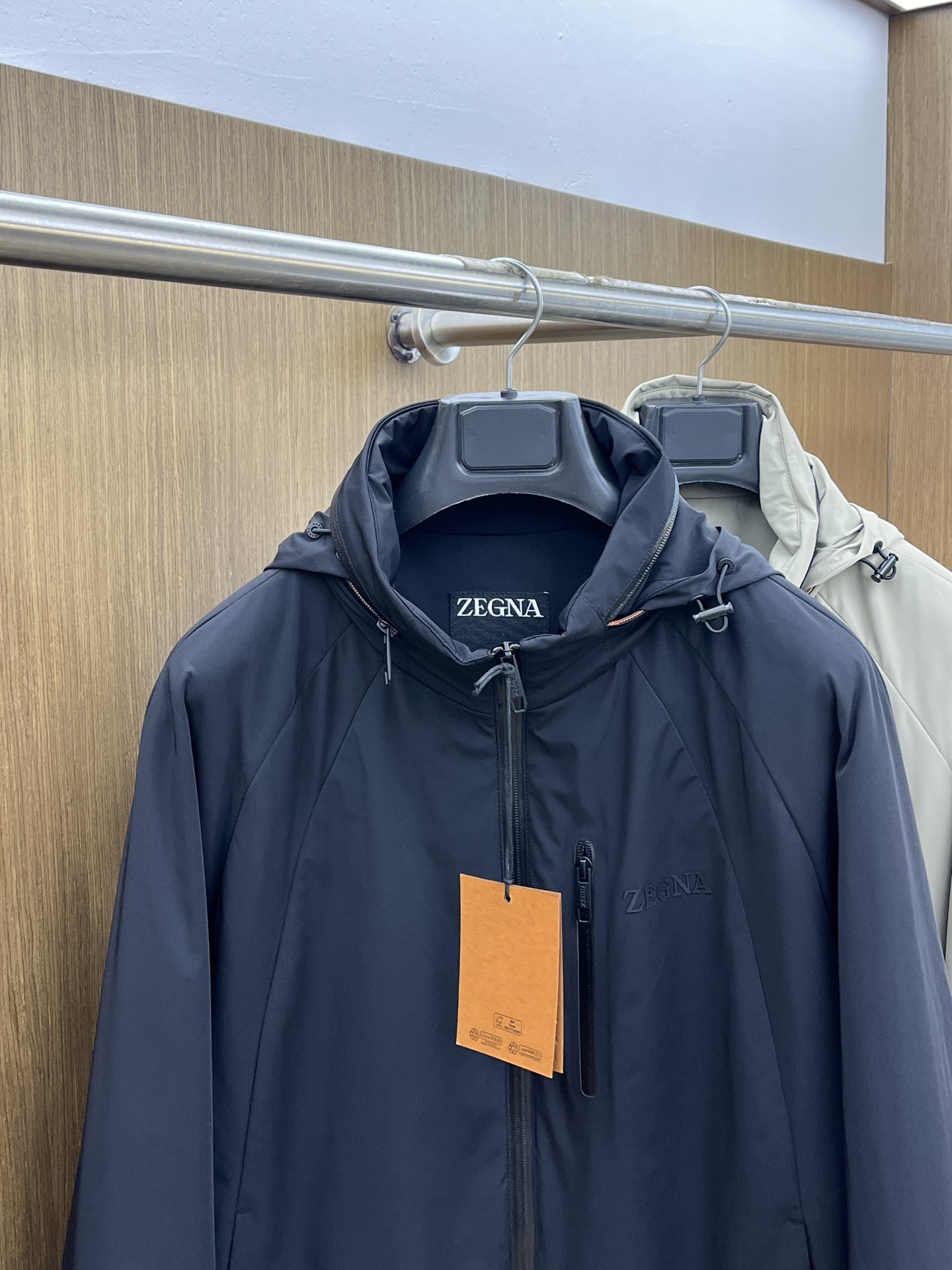 秋冬 ZZ 🔥ss早秋新款发布 杰尼亚连帽夹克薄棉外套，胸前拉链字母logo装饰，细节精湛考究。秋季爆款