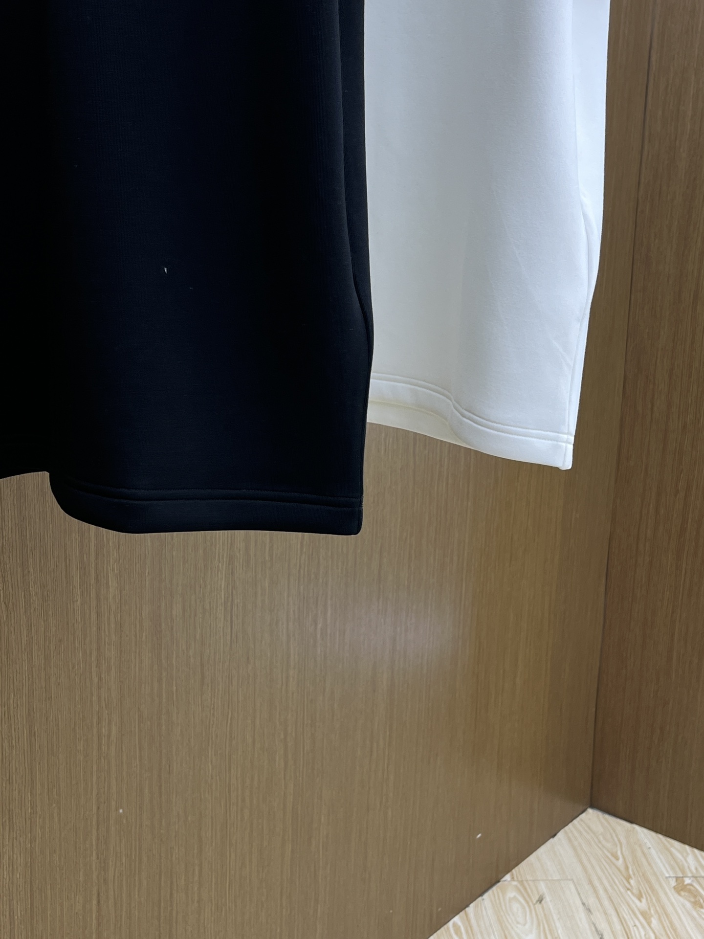 🔥 LV2025秋冬 圆领刺绣短袖T恤打底衫 元素性的Logo徽章凸显休闲时尚魅力,依然独领时尚风骚.内