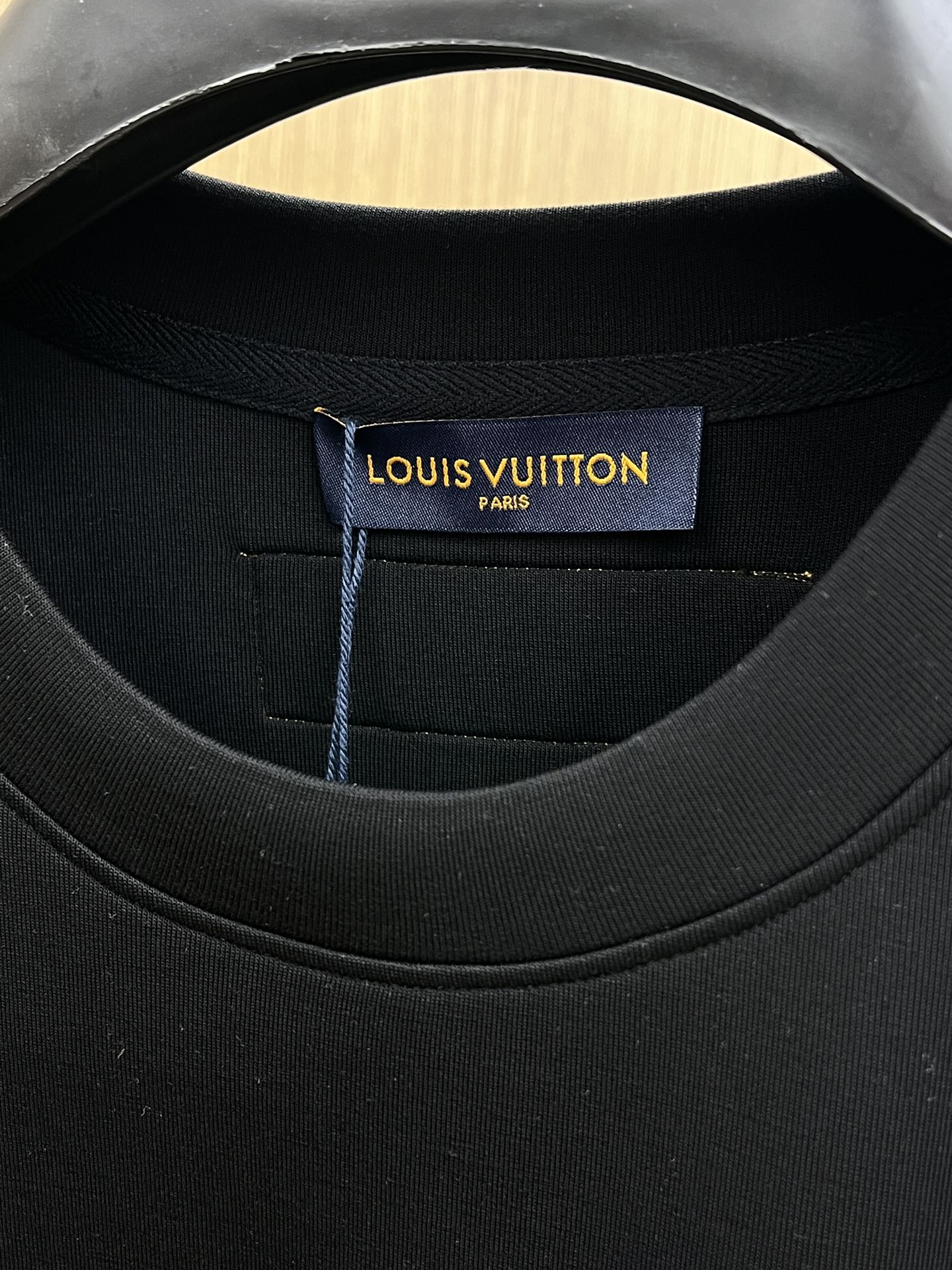 🔥 LV2025秋冬 圆领刺绣短袖T恤打底衫 元素性的Logo徽章凸显休闲时尚魅力,依然独领时尚风骚.内