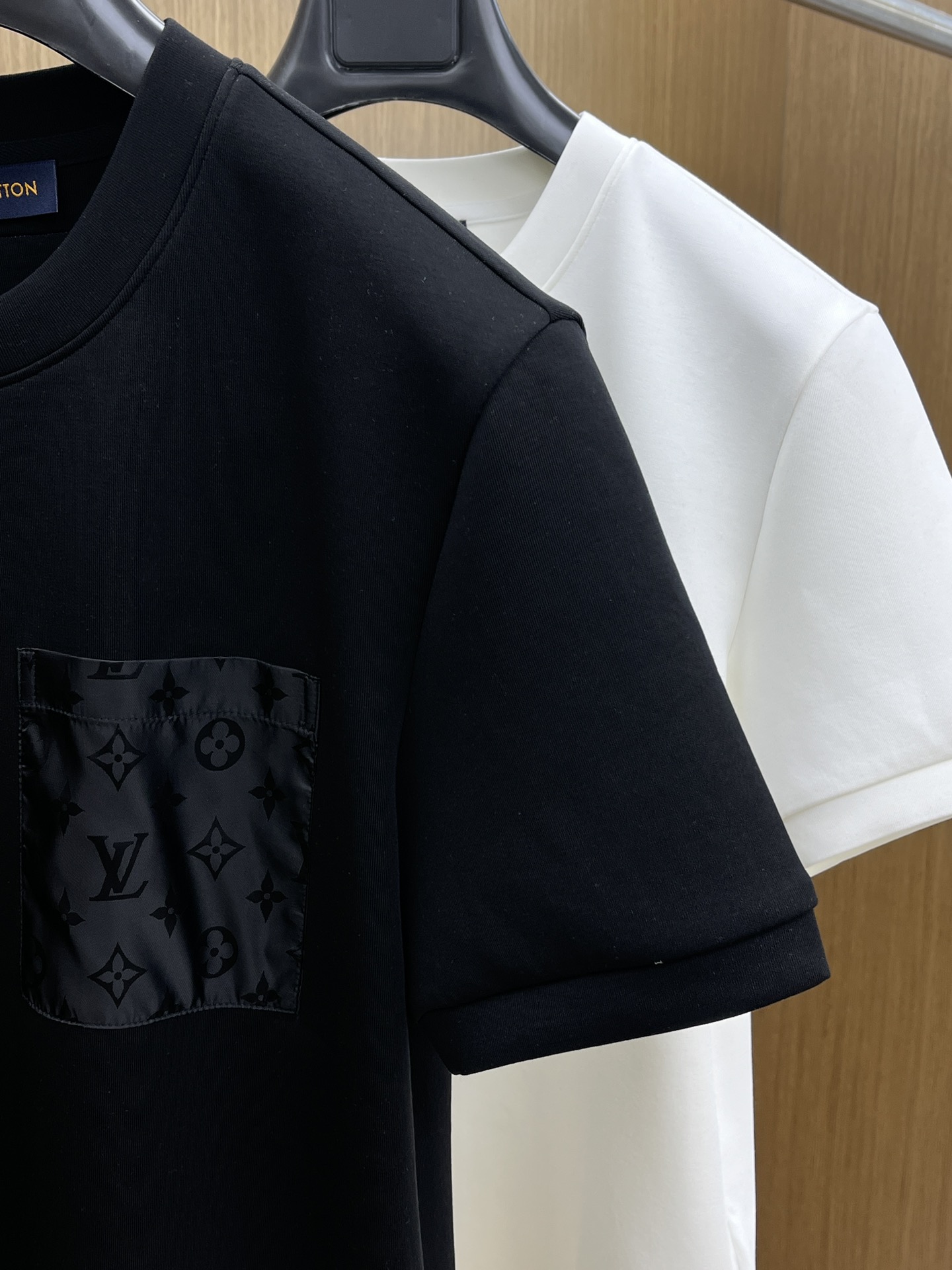 🔥 LV2025秋冬 圆领刺绣短袖T恤打底衫 元素性的Logo徽章凸显休闲时尚魅力,依然独领时尚风骚.内