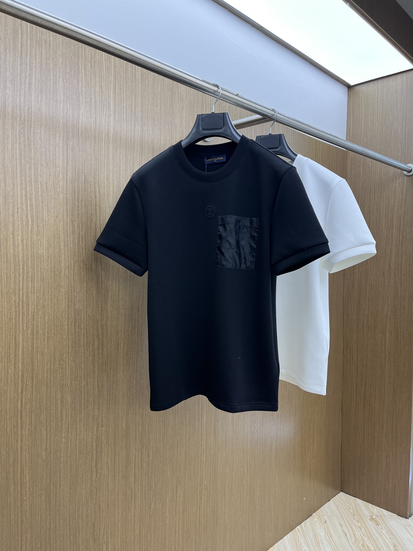 NO:646656,LV 2025 Autumn and Winter Round neck embroidered short-sleeved T-shirt base layer. The elemental logo badge highlights the casual fashion charm and is still unique in fashion. It is a good companion... High-count stretch knitted liquid ammonia air layer fabric is provided by customers. The smooth and well-proportioned knitting is light and refreshing, soft and comfortable, and has excellent breathability. It is simple and full of unique charm. The bld straight-cut version is more suitable for matching various trendy fashion styles.  Using machine embroidery, the delicate and full texture is highlighted, bringing a new experience to fashionable sports and leisure. Color black white Size M-3XL, Louis Vuitton, T-shirt, tees, t-shirt, alexander wang19860909LV 2025秋冬 圆领刺绣短袖T恤打底衫 元素性的Logo徽章凸显休闲时尚魅力,依然独领时尚风骚.内搭好伴侣… 客供高支弹力针织液氨空气层面料,平整匀称的针织轻薄清爽,柔软舒适,透气性极佳.简洁而富有独特魅力.bld直裁版型更为适合搭配各种潮流时尚造型. 采用器械刺绣,细腻饱满的质感突显,为时尚运动休闲带来全新体验. 颜色黑色 白色 尺码 M-3XL,,louis vuitton,T-shirt,tees，t-shirt,alexander wang,Men's clothing