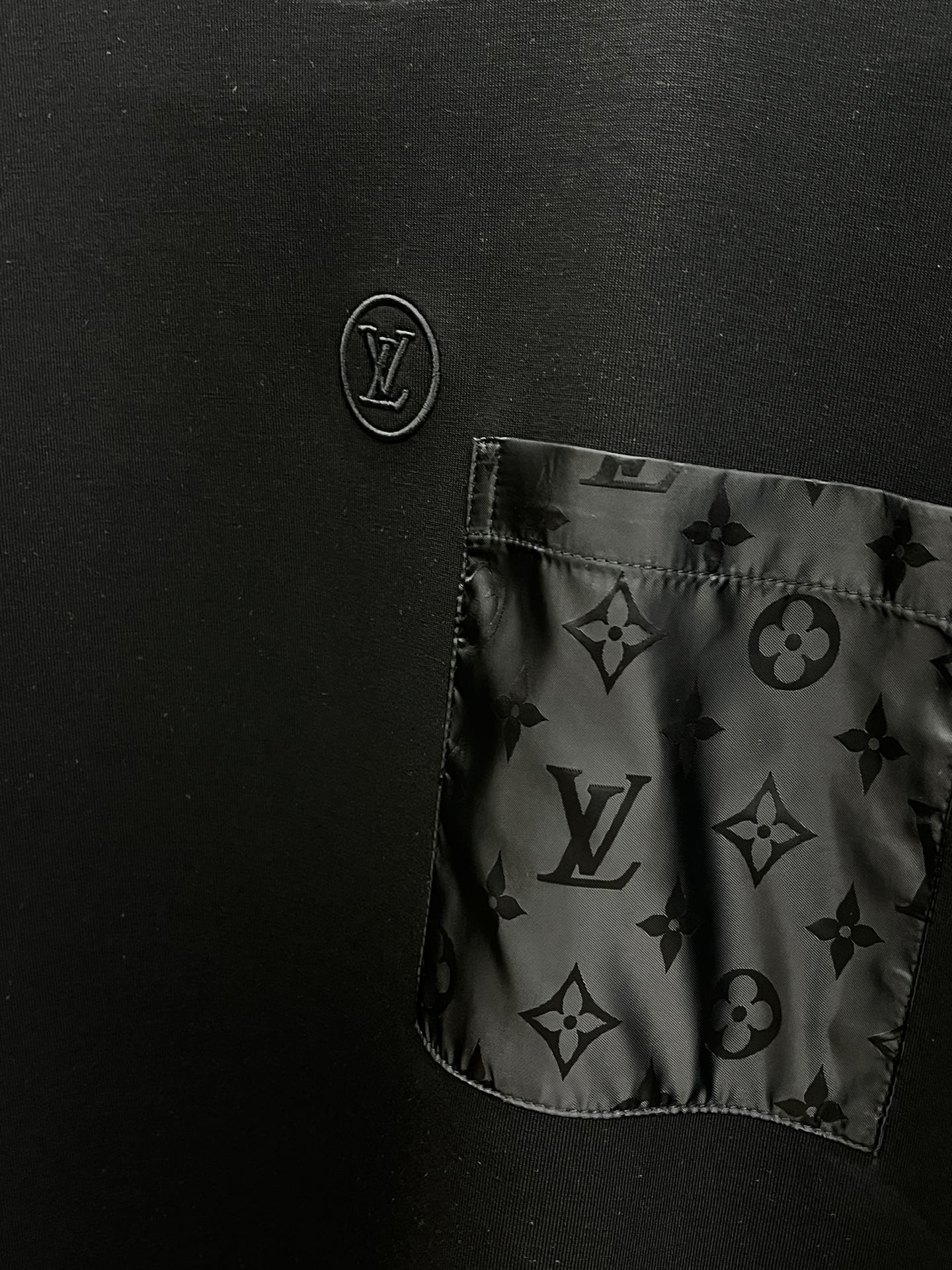 🔥 LV2025秋冬 圆领刺绣短袖T恤打底衫 元素性的Logo徽章凸显休闲时尚魅力,依然独领时尚风骚.内