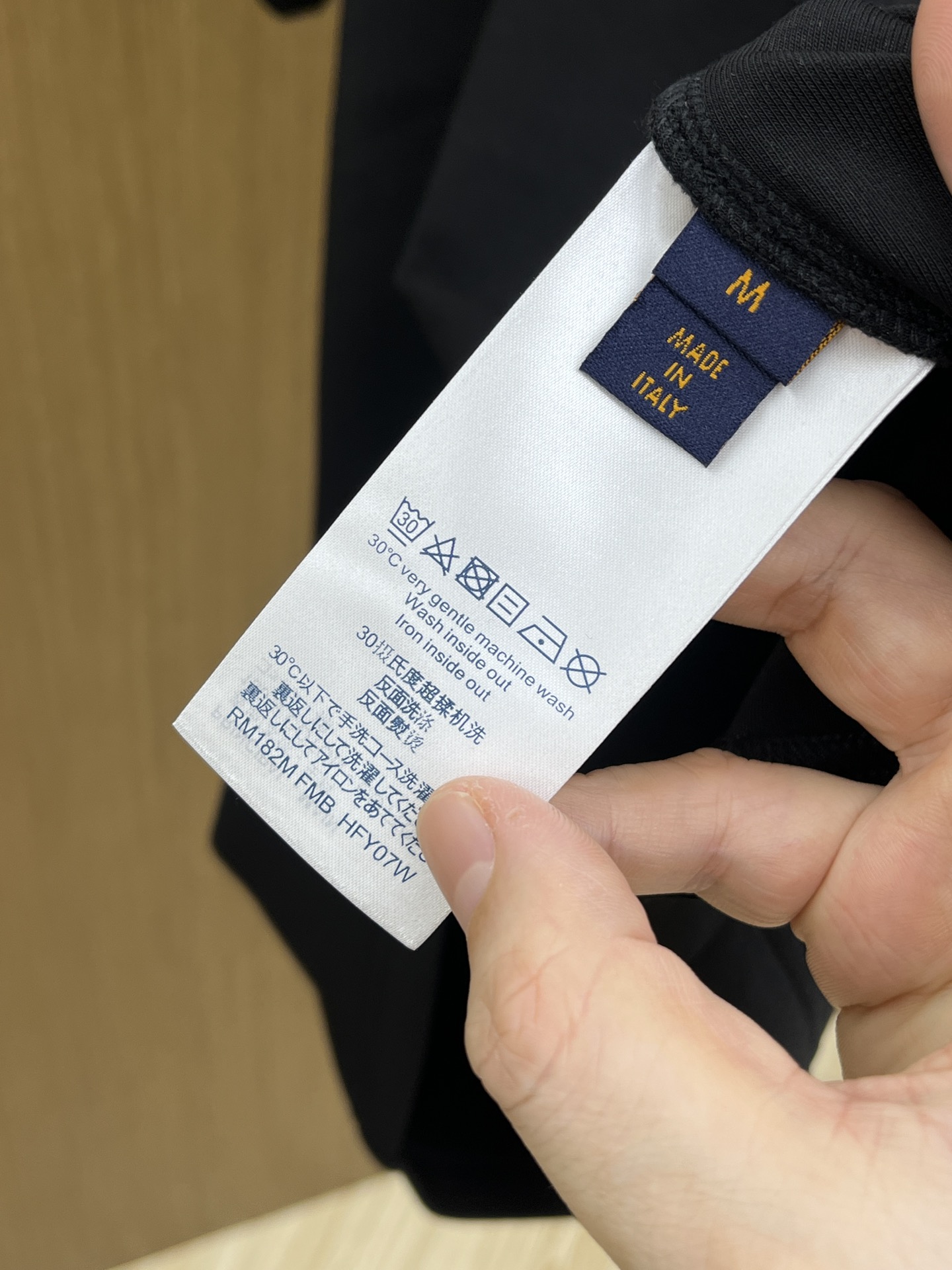 🔥 LV2025秋冬 圆领刺绣短袖T恤打底衫 元素性的Logo徽章凸显休闲时尚魅力,依然独领时尚风骚.内