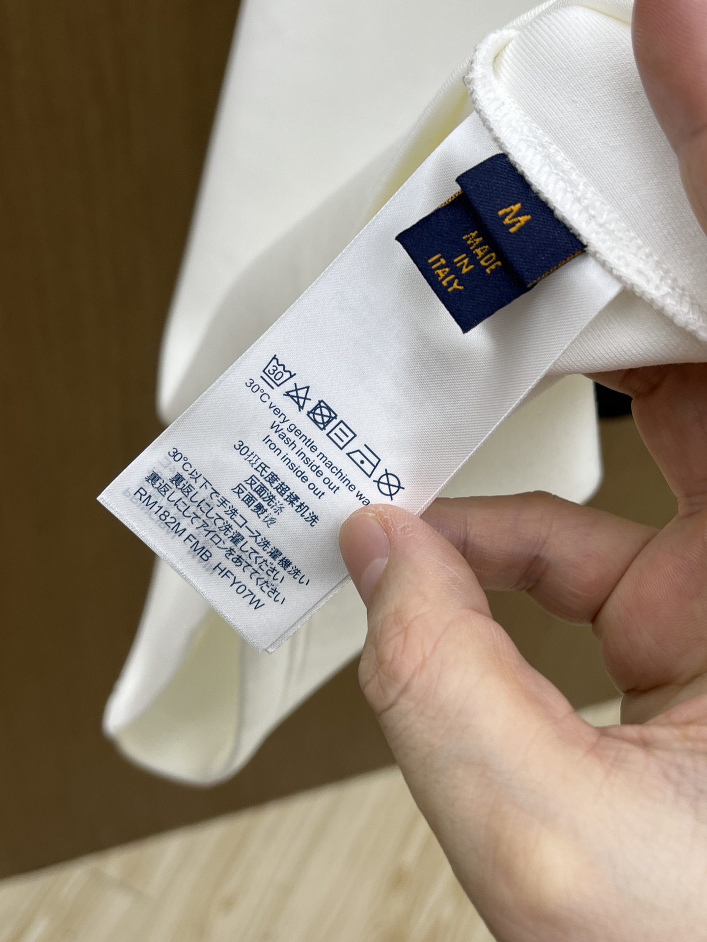 🔥 LV2025秋冬 圆领刺绣短袖T恤打底衫 元素性的Logo徽章凸显休闲时尚魅力,依然独领时尚风骚.内