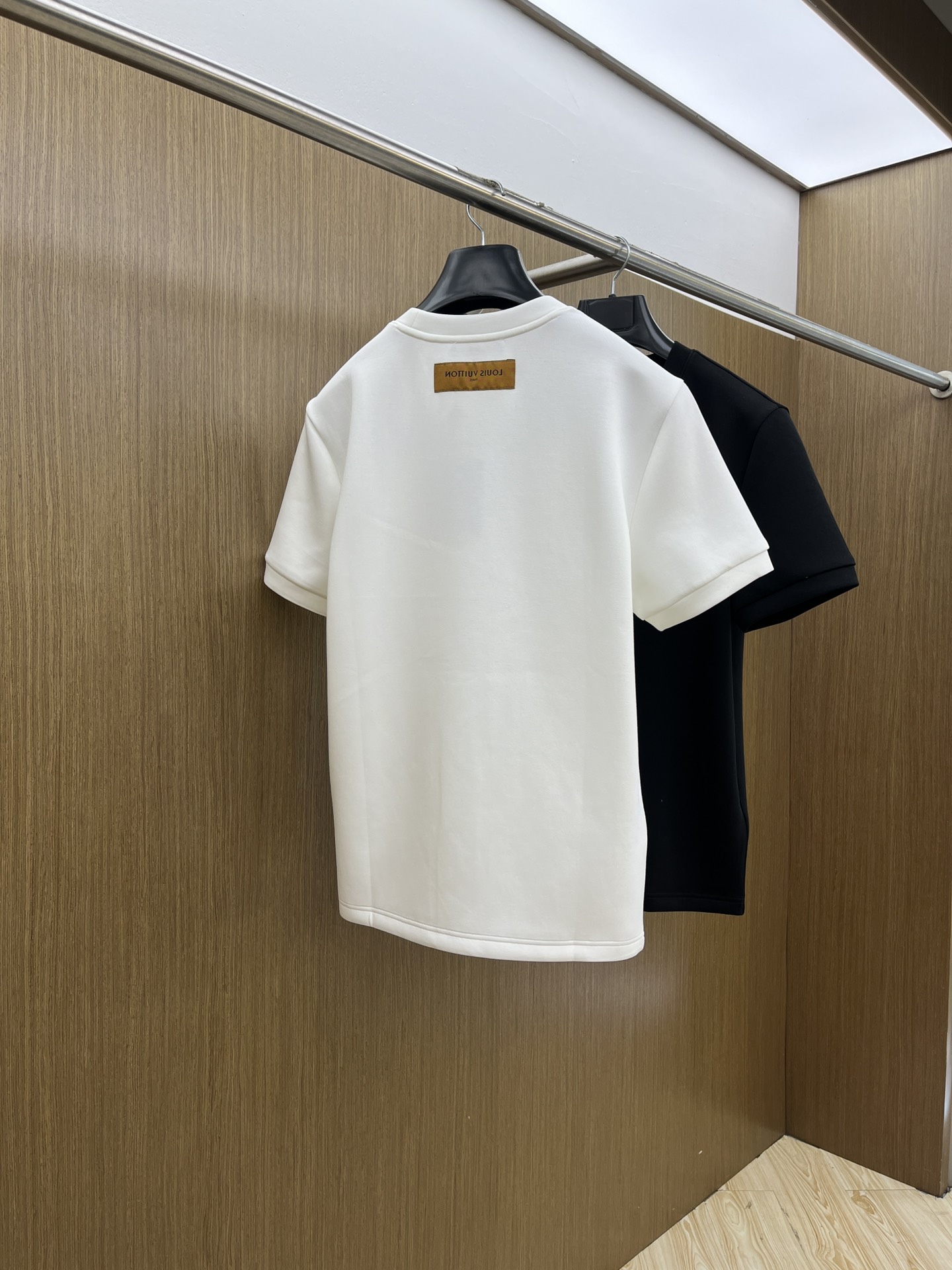 🔥 LV2025秋冬 圆领刺绣短袖T恤打底衫 元素性的Logo徽章凸显休闲时尚魅力,依然独领时尚风骚.内