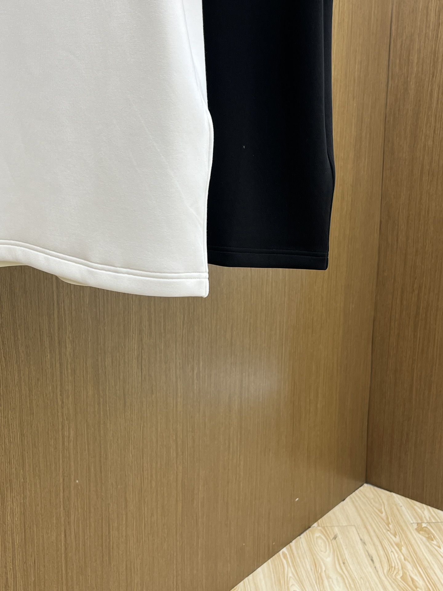 🔥 LV2025秋冬 圆领刺绣短袖T恤打底衫 元素性的Logo徽章凸显休闲时尚魅力,依然独领时尚风骚.内