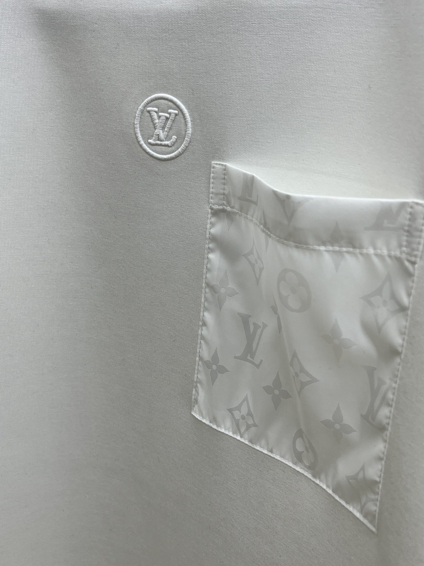 🔥 LV2025秋冬 圆领刺绣短袖T恤打底衫 元素性的Logo徽章凸显休闲时尚魅力,依然独领时尚风骚.内