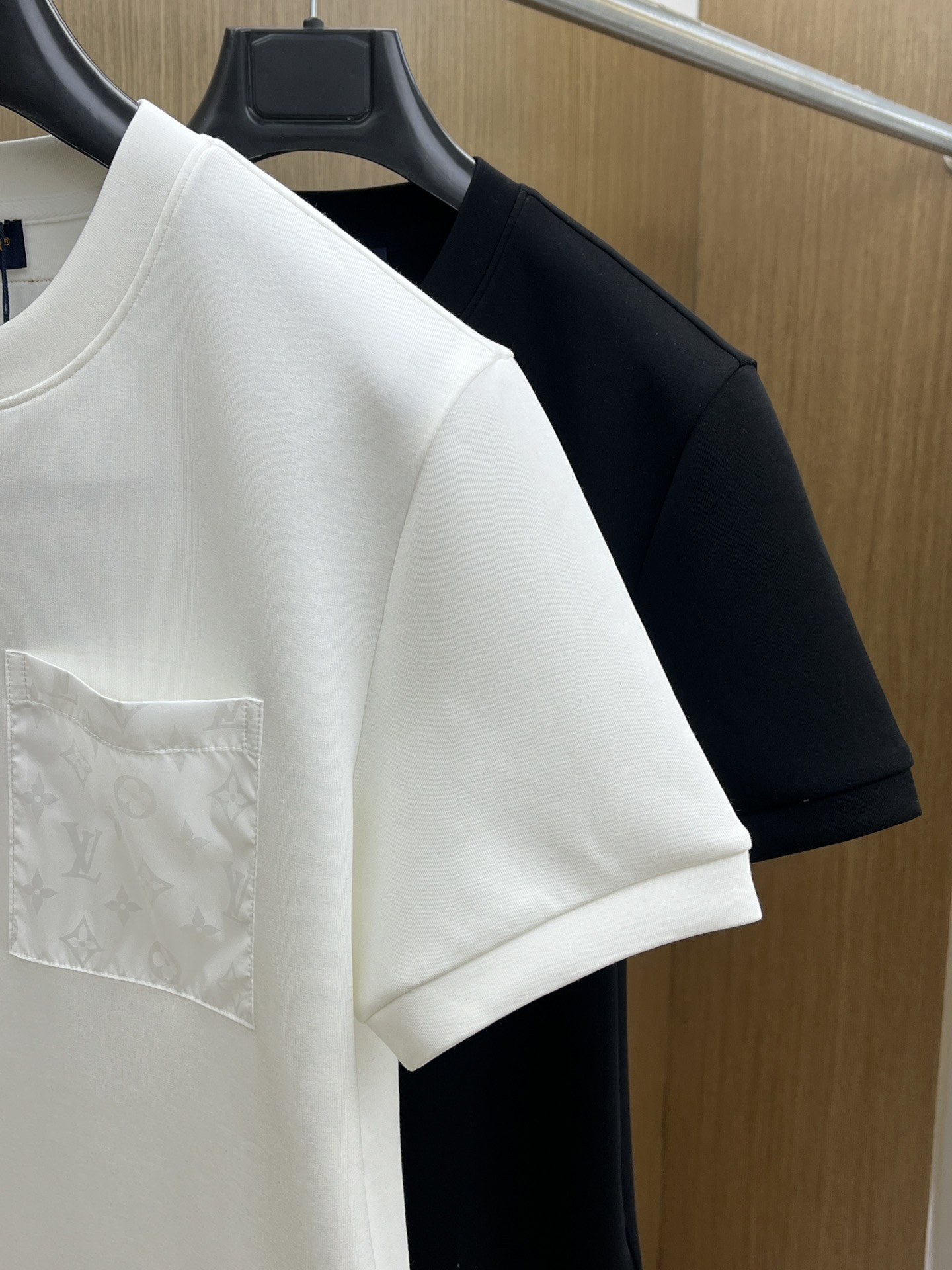 🔥 LV2025秋冬 圆领刺绣短袖T恤打底衫 元素性的Logo徽章凸显休闲时尚魅力,依然独领时尚风骚.内