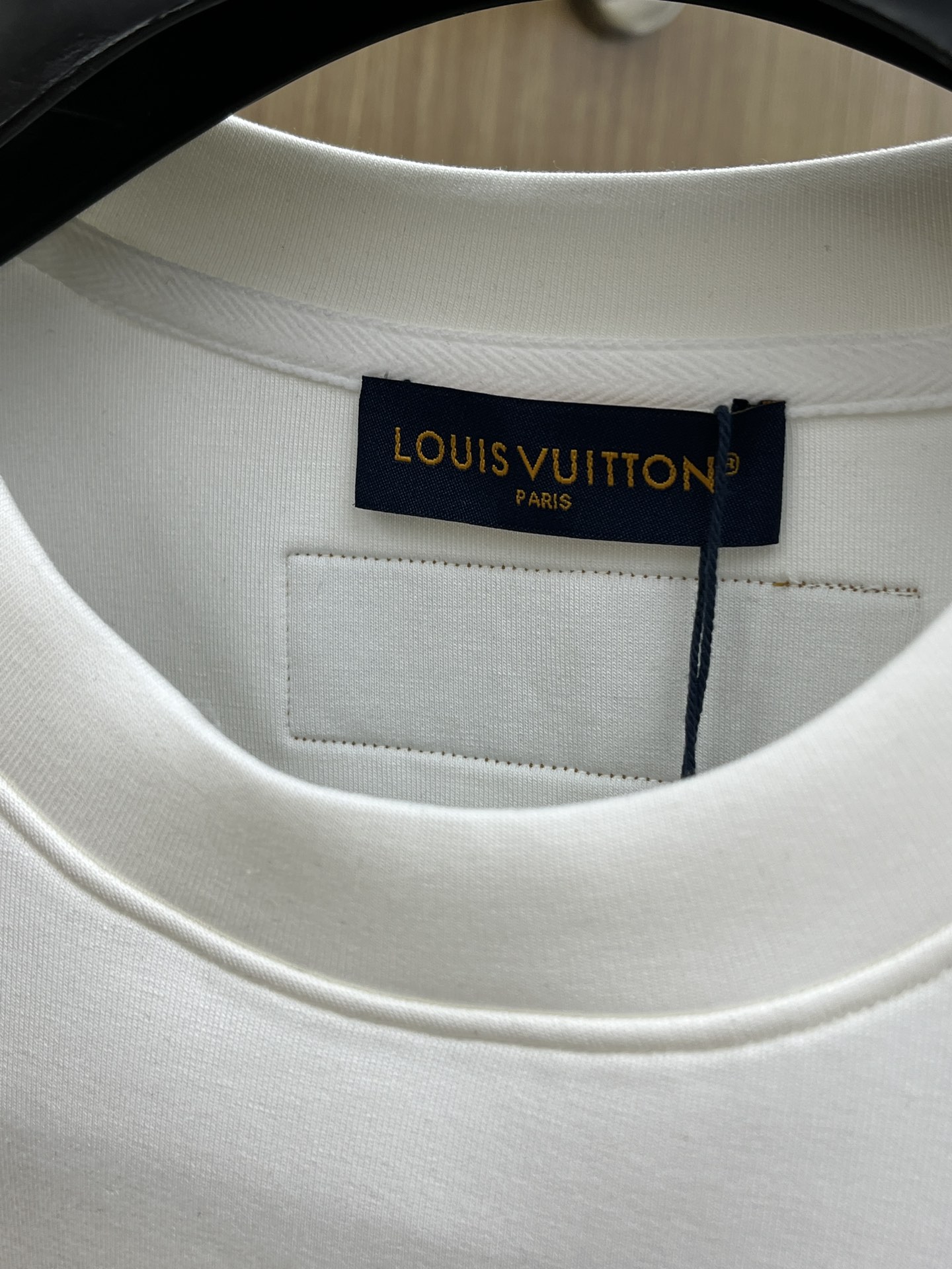 🔥 LV2025秋冬 圆领刺绣短袖T恤打底衫 元素性的Logo徽章凸显休闲时尚魅力,依然独领时尚风骚.内