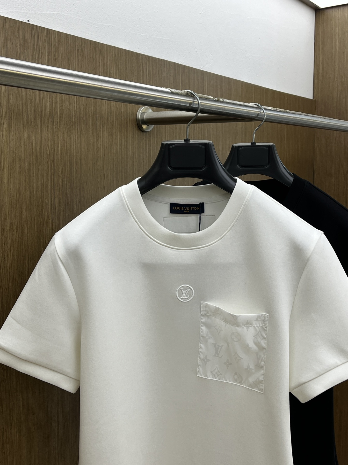 🔥 LV2025秋冬 圆领刺绣短袖T恤打底衫 元素性的Logo徽章凸显休闲时尚魅力,依然独领时尚风骚.内