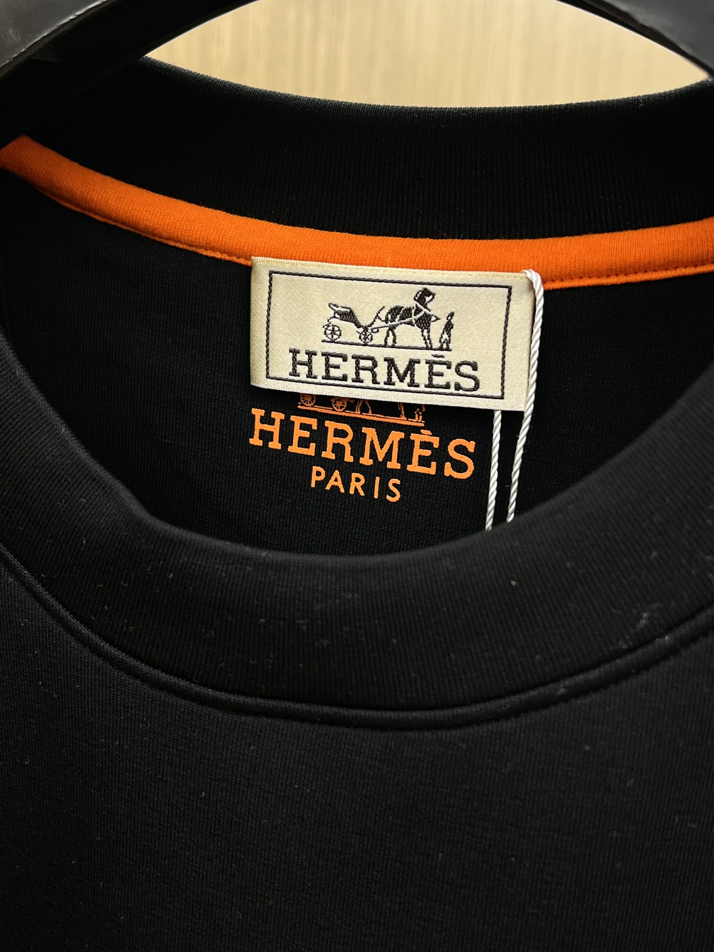 🔥 Her 2025秋冬 圆领刺绣短袖T恤打底衫 元素性的Logo徽章凸显休闲时尚魅力,依然独领时尚风骚