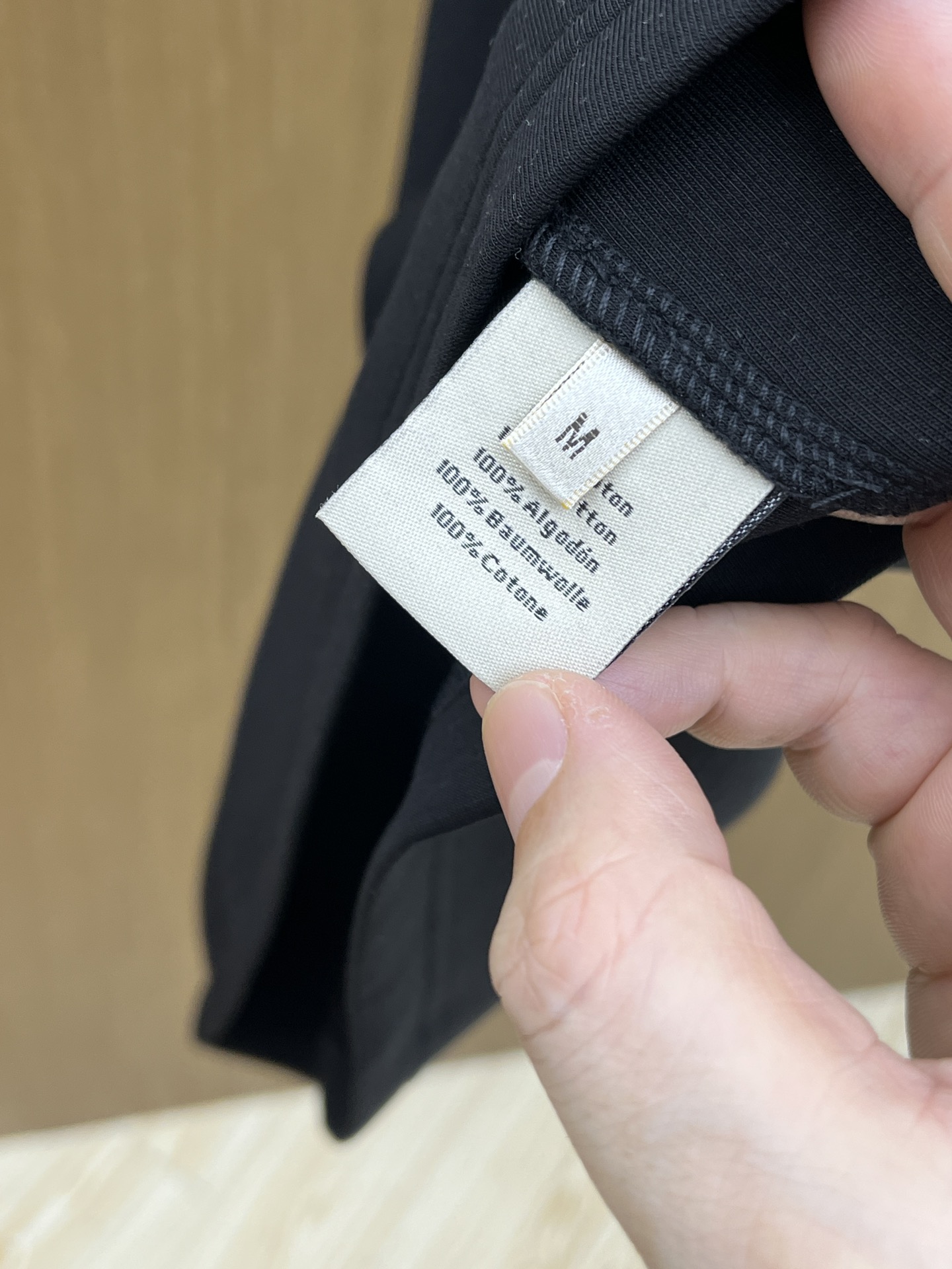 🔥 Her 2025秋冬 圆领刺绣短袖T恤打底衫 元素性的Logo徽章凸显休闲时尚魅力,依然独领时尚风骚