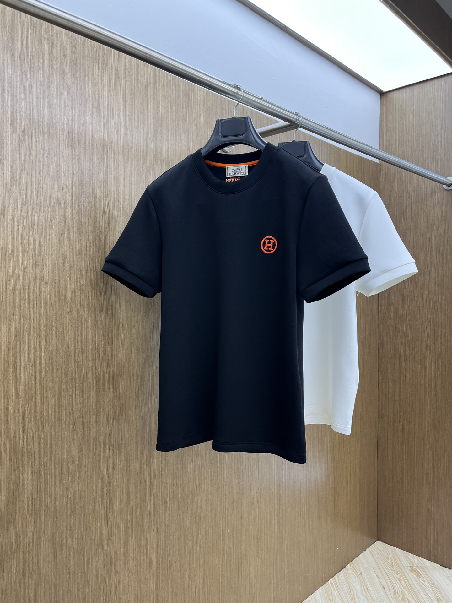 🔥 Her 2025秋冬 圆领刺绣短袖T恤打底衫 元素性的Logo徽章凸显休闲时尚魅力,依然独领时尚风骚