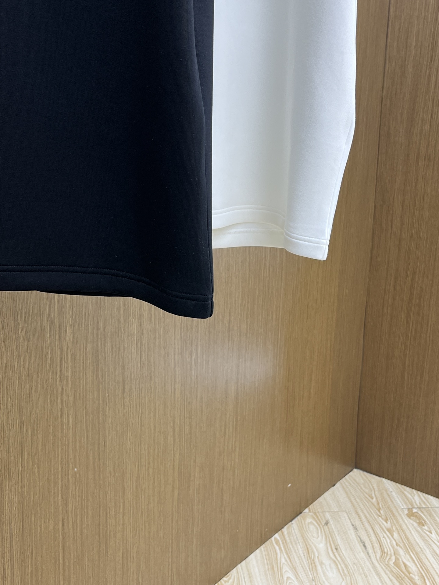 🔥 Her 2025秋冬 圆领刺绣短袖T恤打底衫 元素性的Logo徽章凸显休闲时尚魅力,依然独领时尚风骚