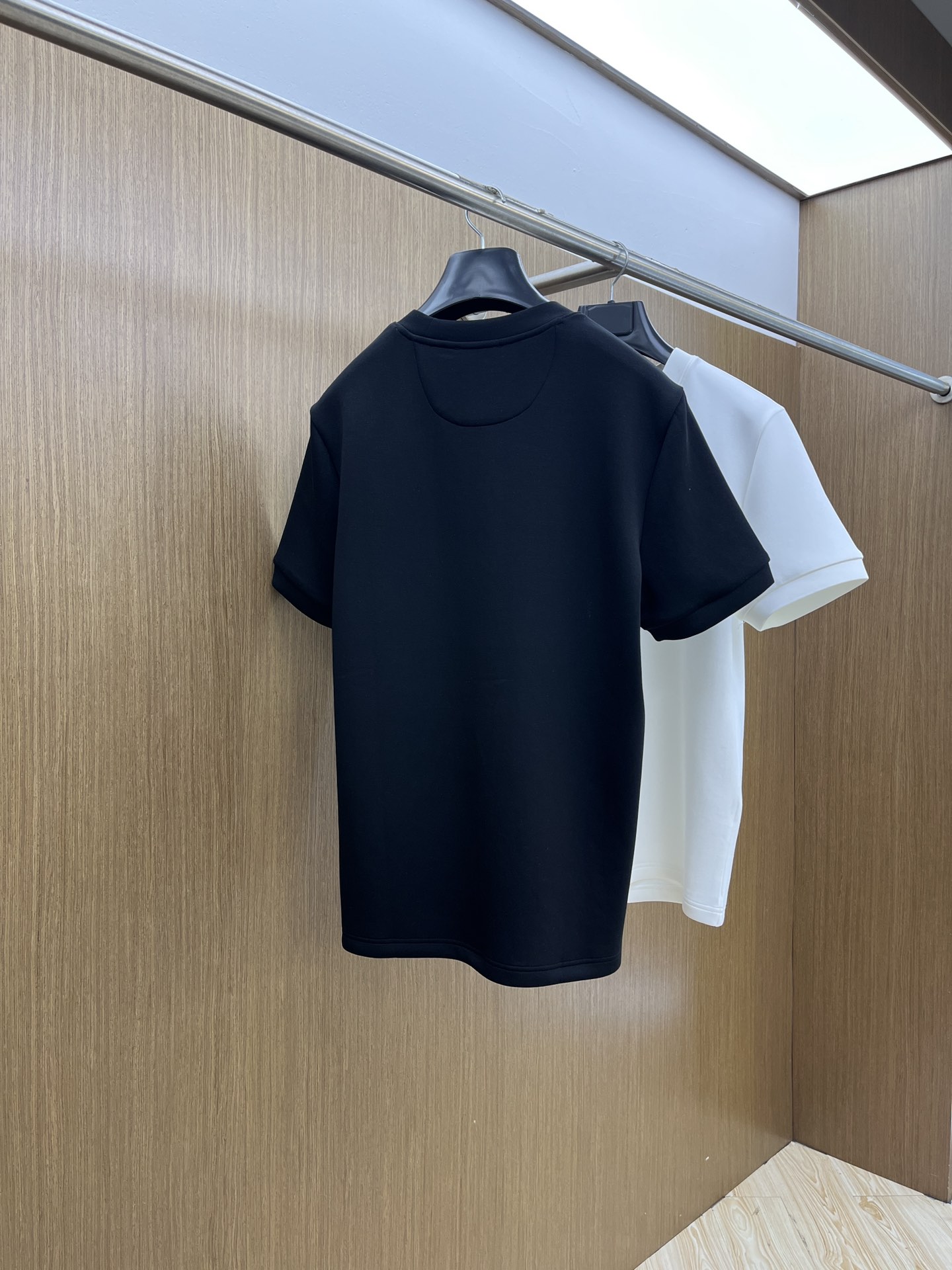 🔥 Her 2025秋冬 圆领刺绣短袖T恤打底衫 元素性的Logo徽章凸显休闲时尚魅力,依然独领时尚风骚