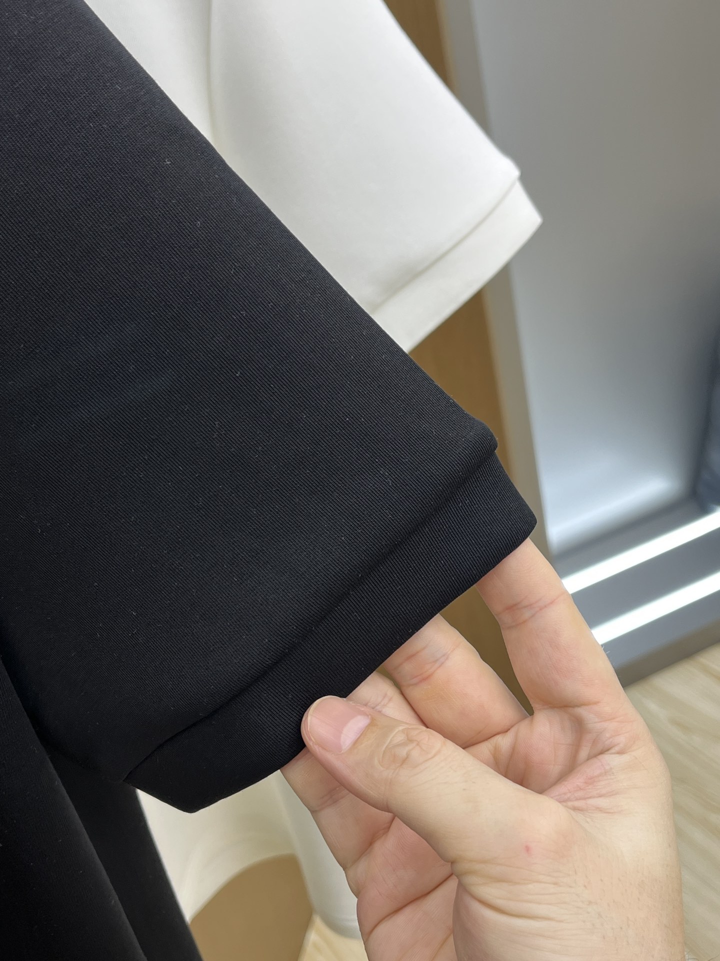 🔥 Her 2025秋冬 圆领刺绣短袖T恤打底衫 元素性的Logo徽章凸显休闲时尚魅力,依然独领时尚风骚