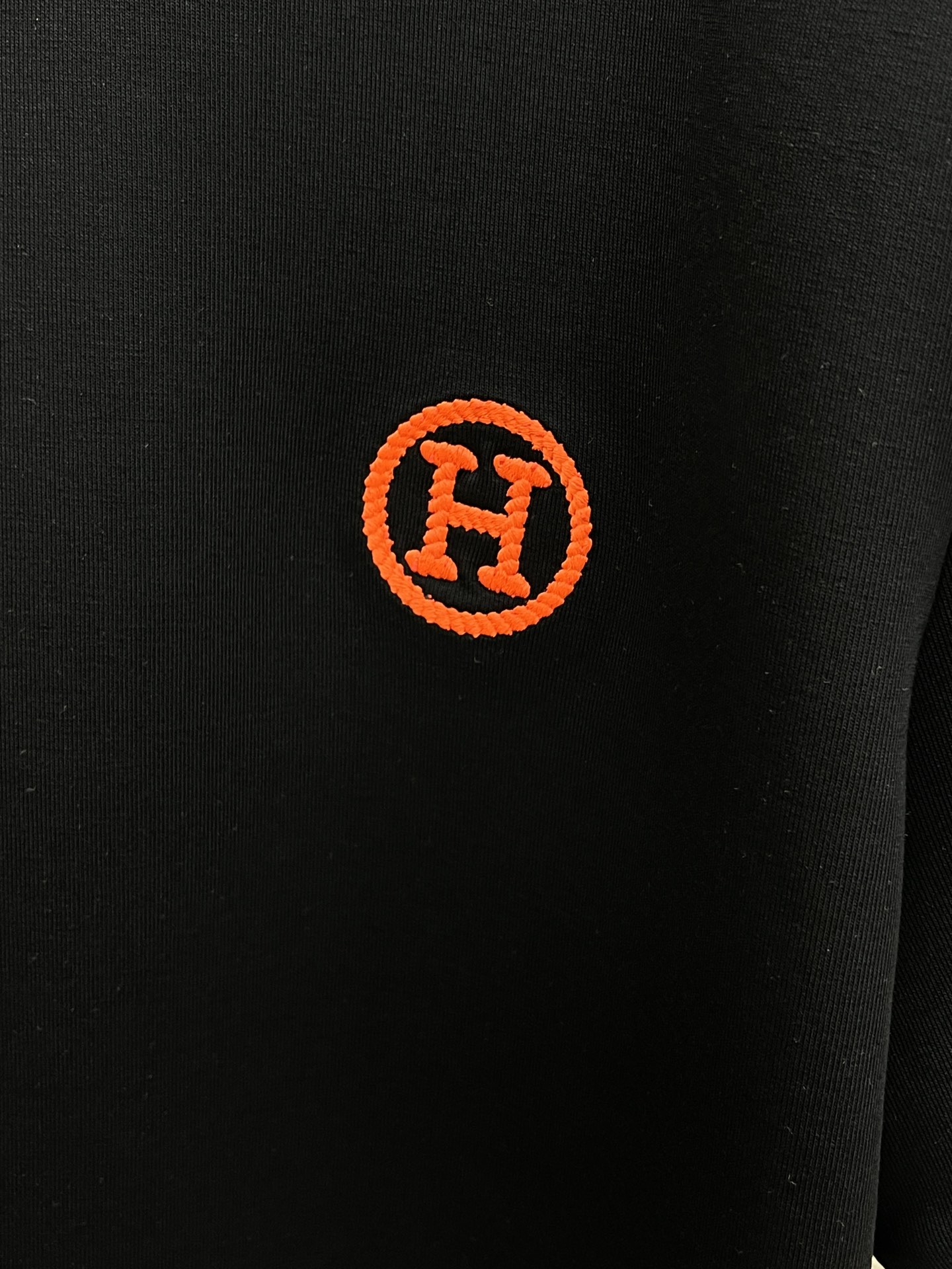 🔥 Her 2025秋冬 圆领刺绣短袖T恤打底衫 元素性的Logo徽章凸显休闲时尚魅力,依然独领时尚风骚