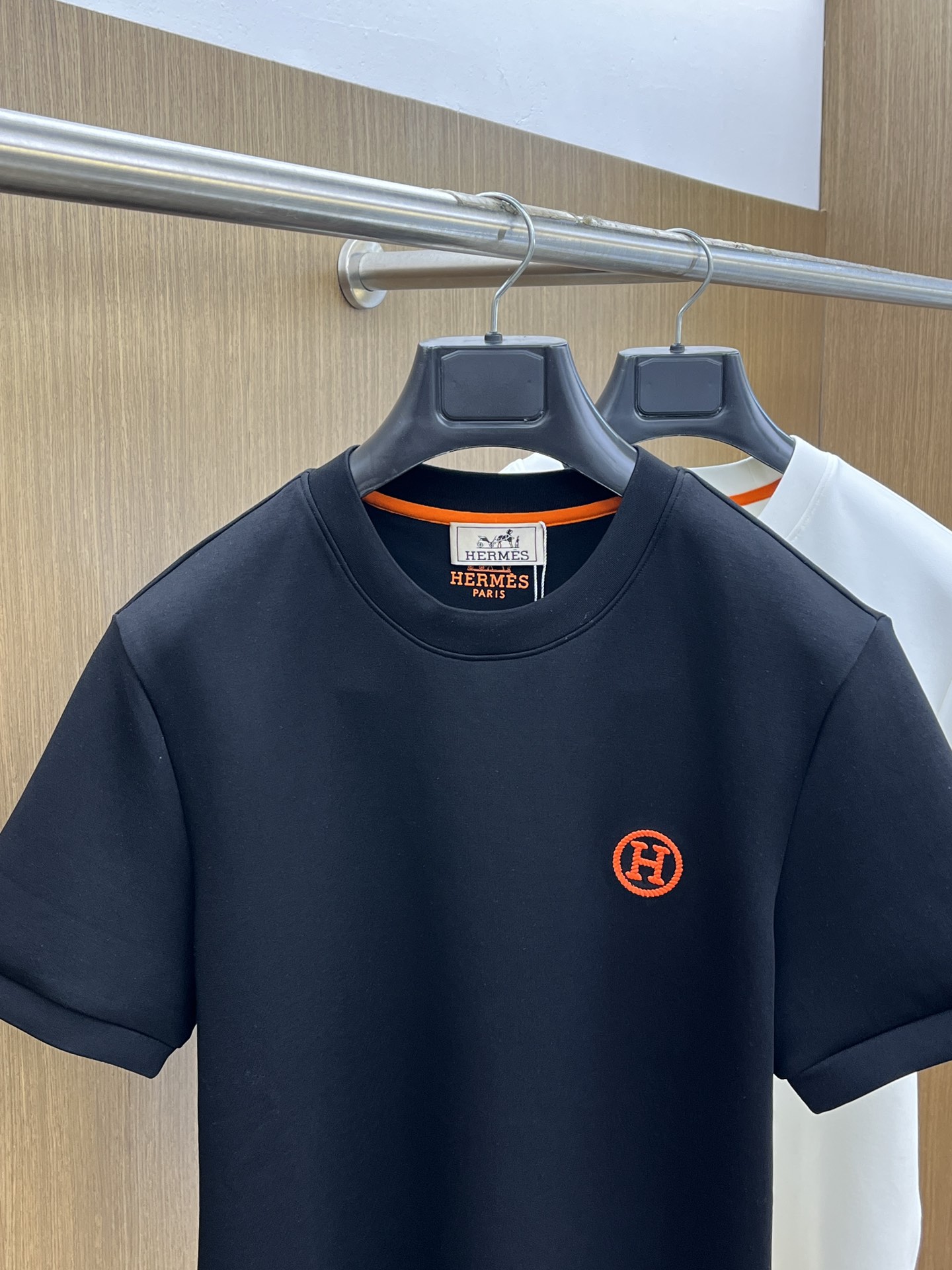 🔥 Her 2025秋冬 圆领刺绣短袖T恤打底衫 元素性的Logo徽章凸显休闲时尚魅力,依然独领时尚风骚