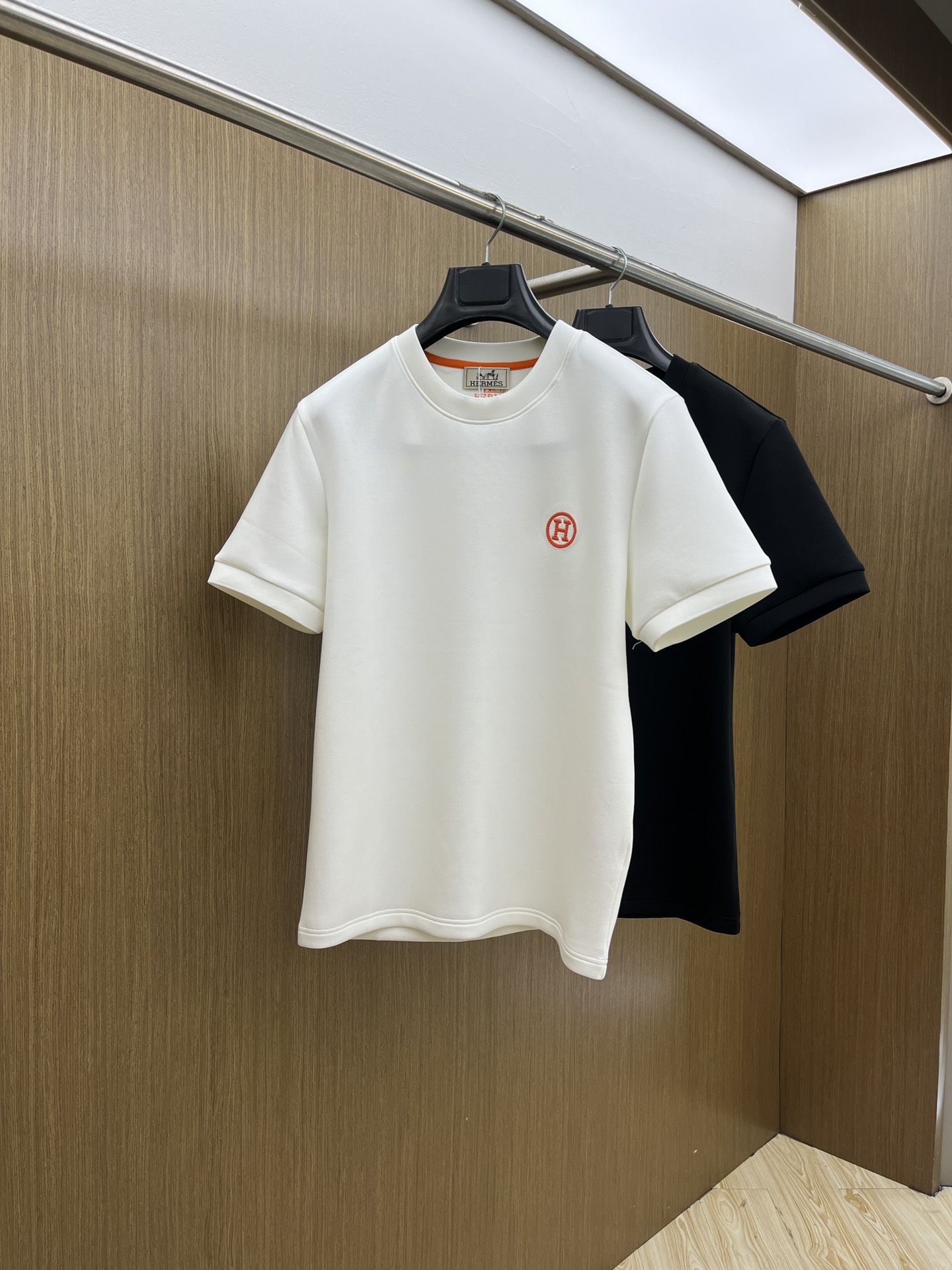 🔥 Her 2025秋冬 圆领刺绣短袖T恤打底衫 元素性的Logo徽章凸显休闲时尚魅力,依然独领时尚风骚