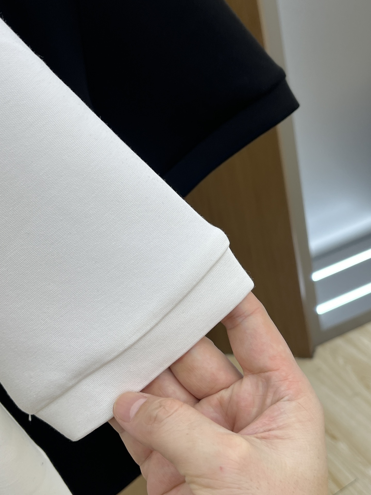 🔥 Her 2025秋冬 圆领刺绣短袖T恤打底衫 元素性的Logo徽章凸显休闲时尚魅力,依然独领时尚风骚