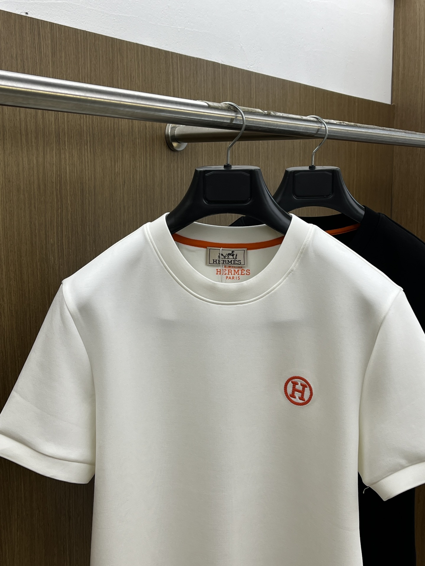 🔥 Her 2025秋冬 圆领刺绣短袖T恤打底衫 元素性的Logo徽章凸显休闲时尚魅力,依然独领时尚风骚