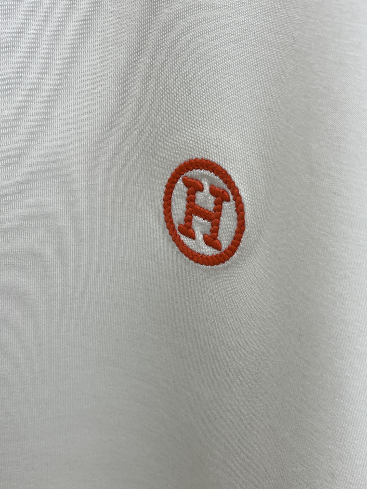 🔥 Her 2025秋冬 圆领刺绣短袖T恤打底衫 元素性的Logo徽章凸显休闲时尚魅力,依然独领时尚风骚