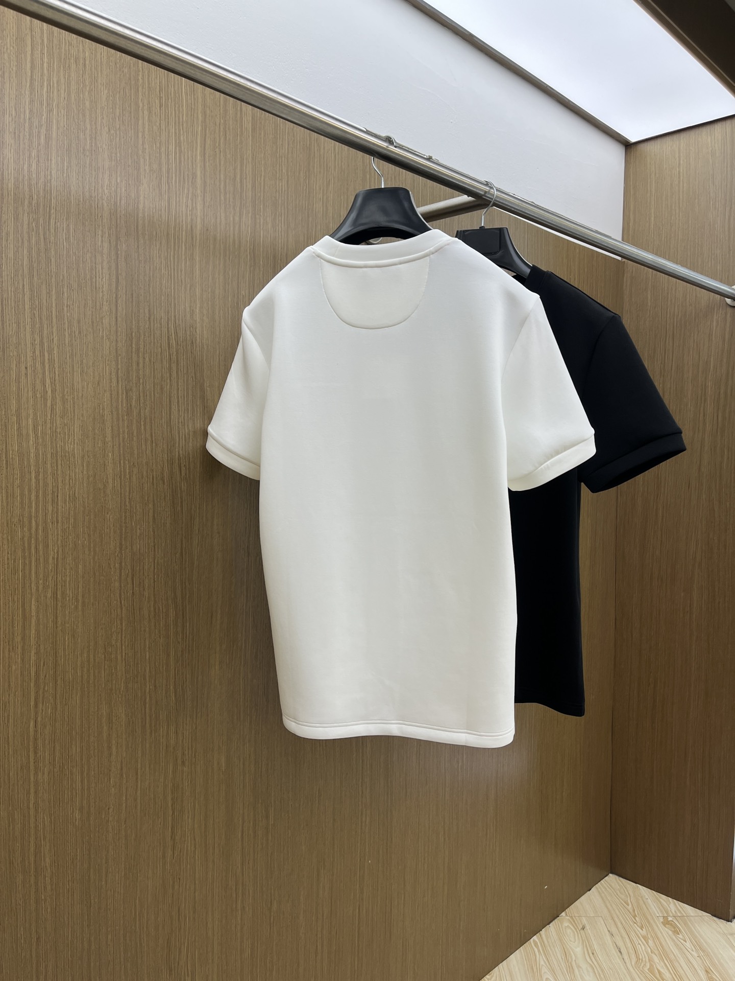 🔥 Her 2025秋冬 圆领刺绣短袖T恤打底衫 元素性的Logo徽章凸显休闲时尚魅力,依然独领时尚风骚