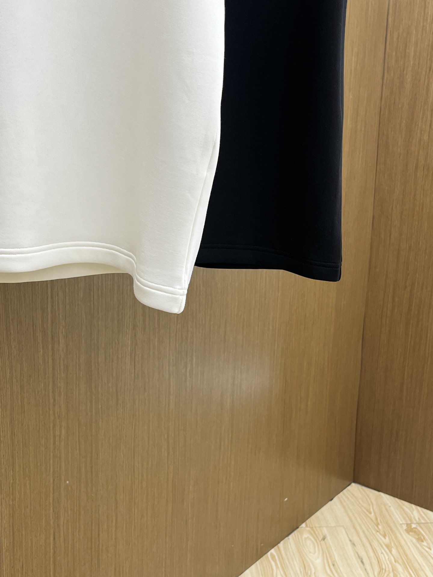 🔥 Her 2025秋冬 圆领刺绣短袖T恤打底衫 元素性的Logo徽章凸显休闲时尚魅力,依然独领时尚风骚