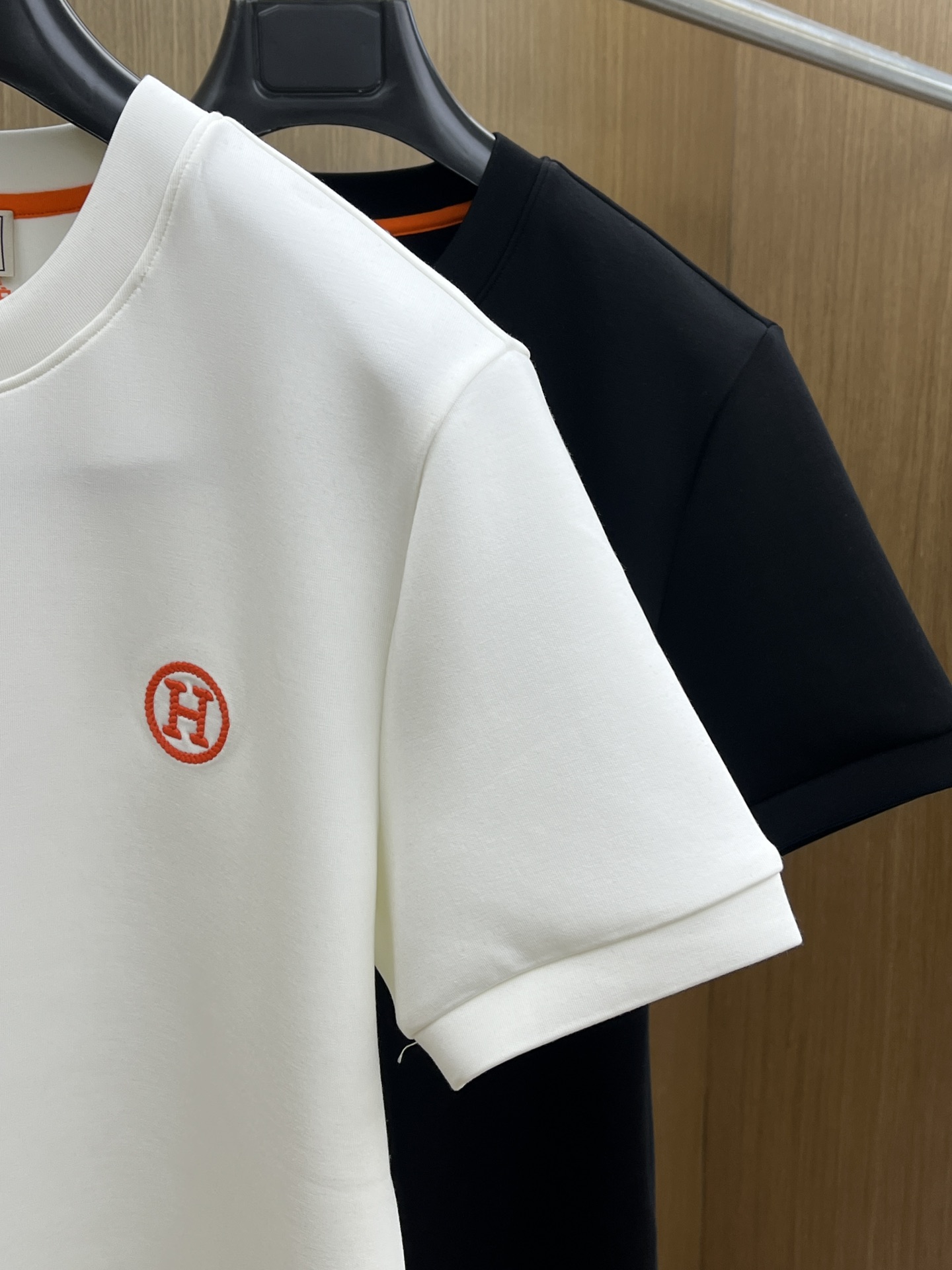 🔥 Her 2025秋冬 圆领刺绣短袖T恤打底衫 元素性的Logo徽章凸显休闲时尚魅力,依然独领时尚风骚