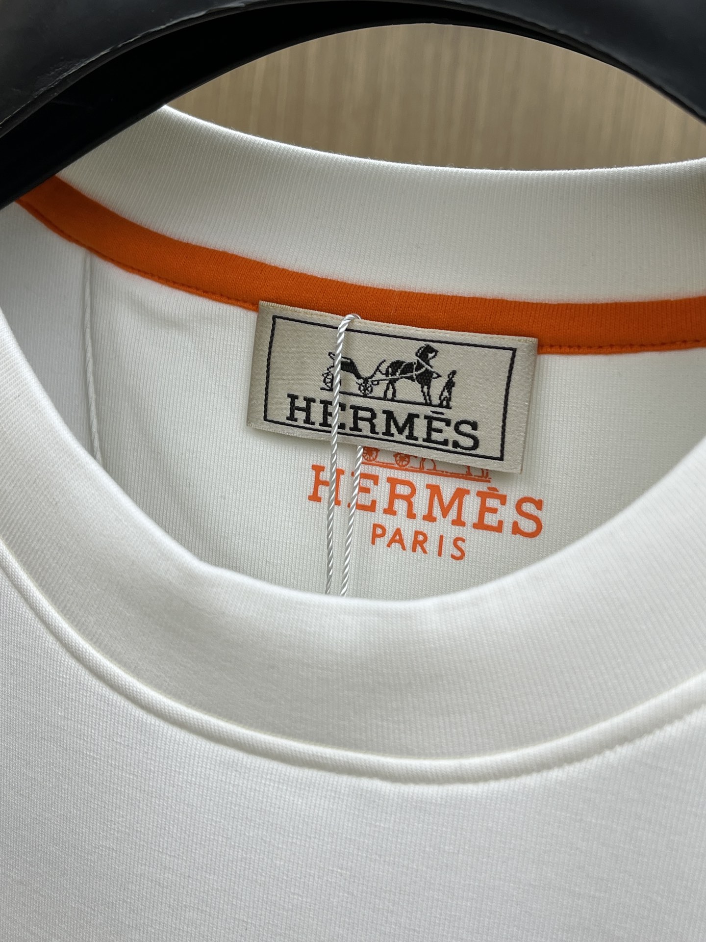 🔥 Her 2025秋冬 圆领刺绣短袖T恤打底衫 元素性的Logo徽章凸显休闲时尚魅力,依然独领时尚风骚