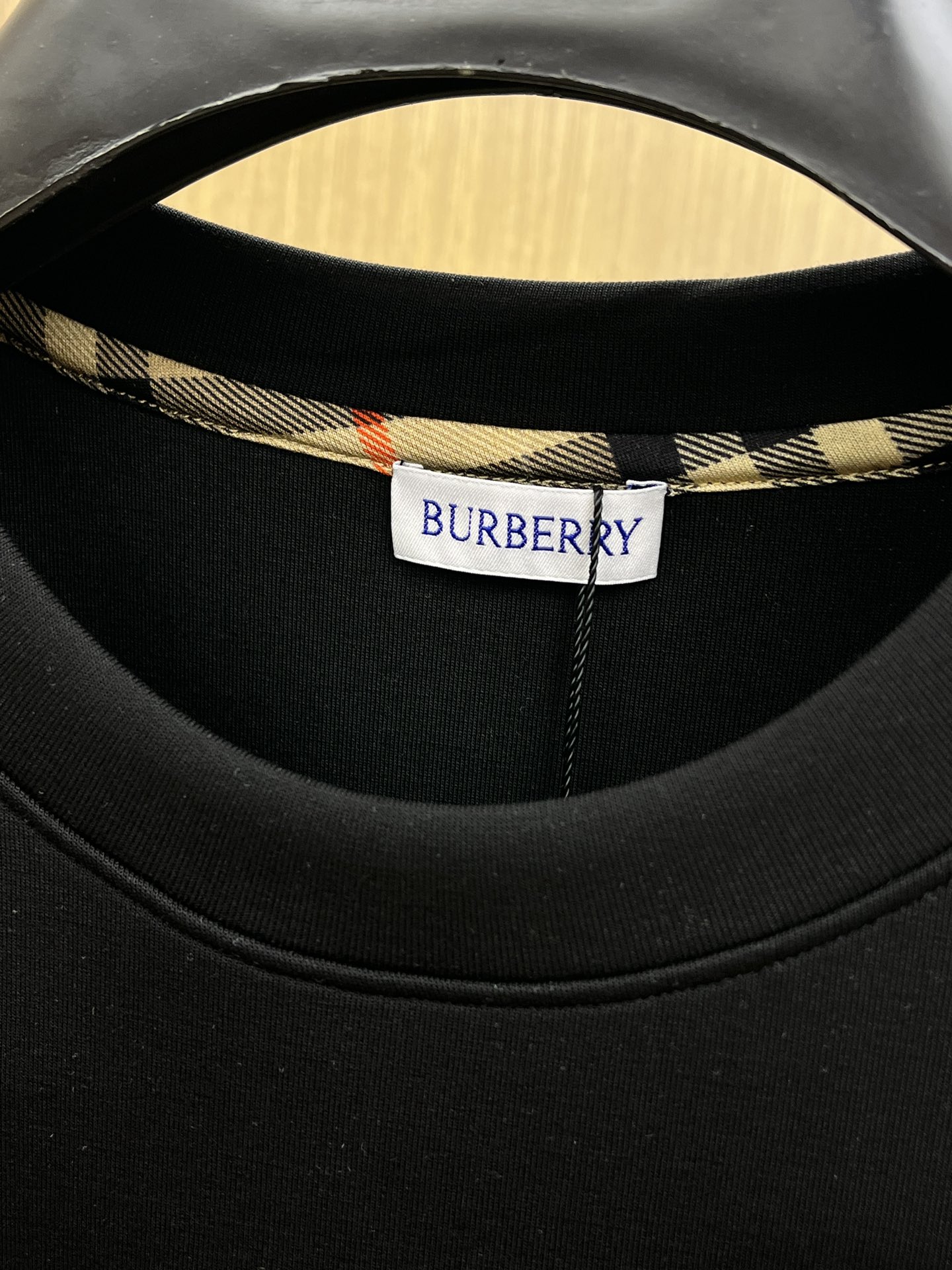 🔥 BBR 2025秋冬 圆领刺绣短袖T恤打底衫 元素性的Logo徽章凸显休闲时尚魅力,依然独领时尚风骚