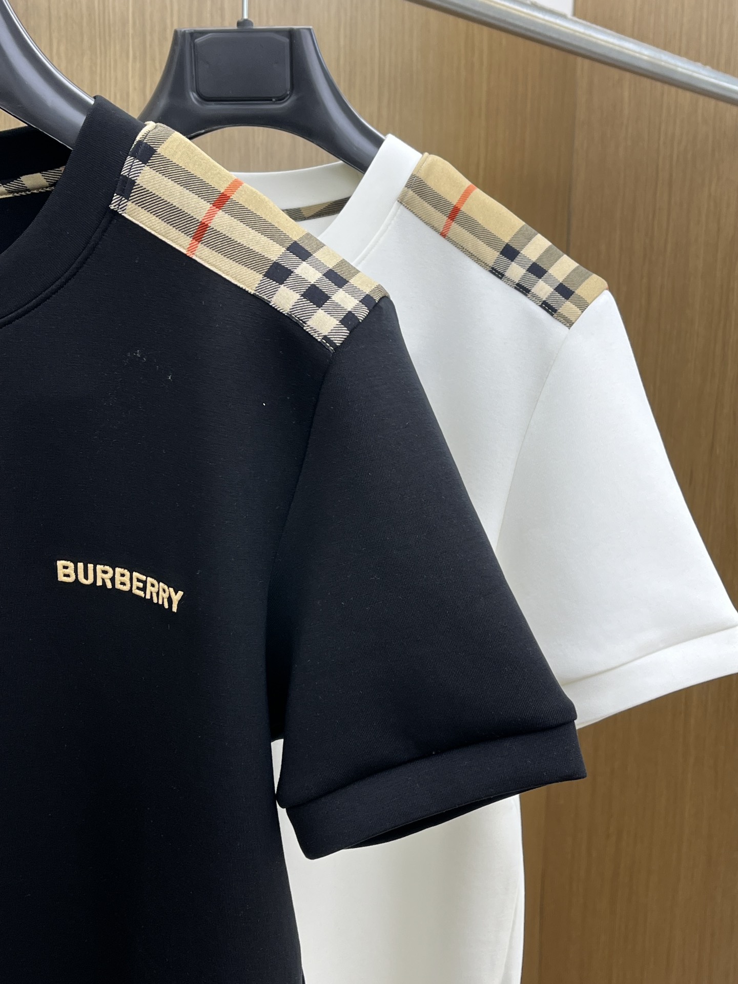 🔥 BBR 2025秋冬 圆领刺绣短袖T恤打底衫 元素性的Logo徽章凸显休闲时尚魅力,依然独领时尚风骚