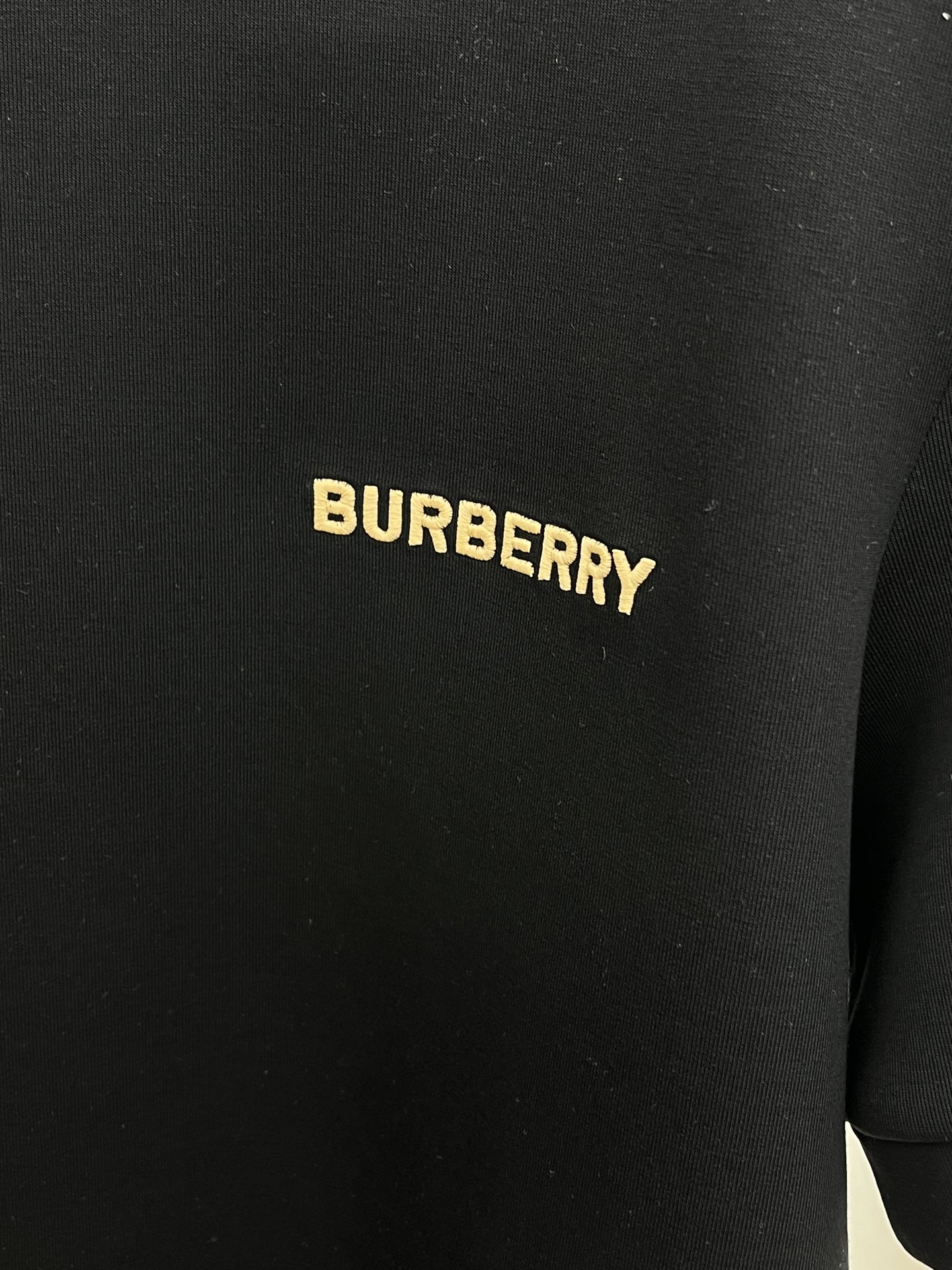 🔥 BBR 2025秋冬 圆领刺绣短袖T恤打底衫 元素性的Logo徽章凸显休闲时尚魅力,依然独领时尚风骚